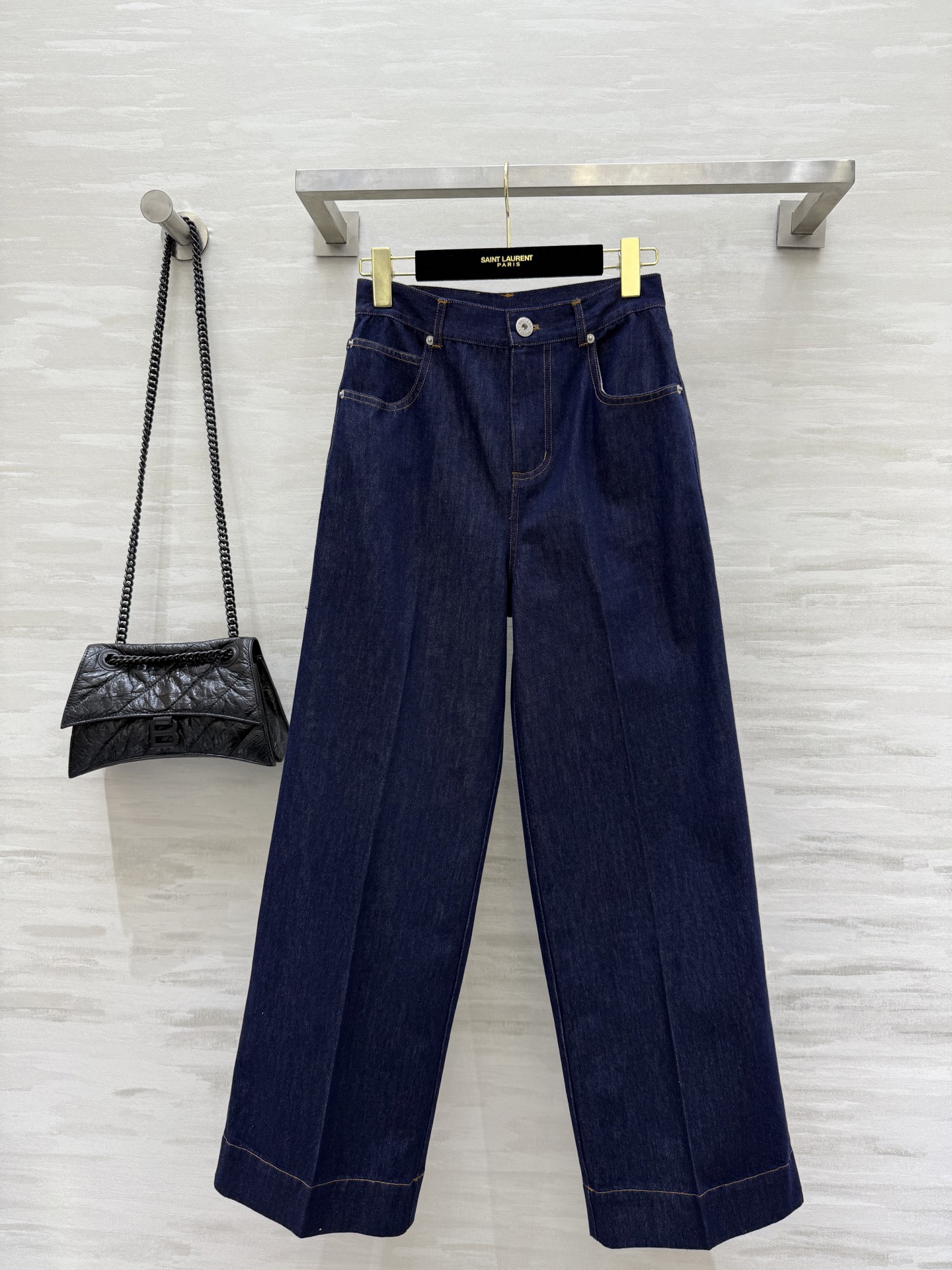 NO:416294,#Bv new style pants mid-pressure pleated line casual jeans Customized light denim fabric Suitable for summer outfits Light and comfortable Casual pants that are both lazy and fashionable in daily outfits Developed braided leather cards + hardware Added points for details High-quality customization Spot first-time sizeS/M/L (size size 68, hip circumference 90, pants length 101), bottega veneta, jeans, alexander wang19860909#Bv新款 裤中压褶线条休闲牛仔裤 定制轻薄牛仔面料 适合夏日穿搭 轻薄又舒适 日常穿搭慵懒与时髦兼备的休闲裤子 开发的编织皮牌+五金 细节加分 高品质定制 现货首发sizeS/M/L（s码腰围68,臀围90,裤长101）,,bottega veneta,jeans,alexander wang,Women's clothing