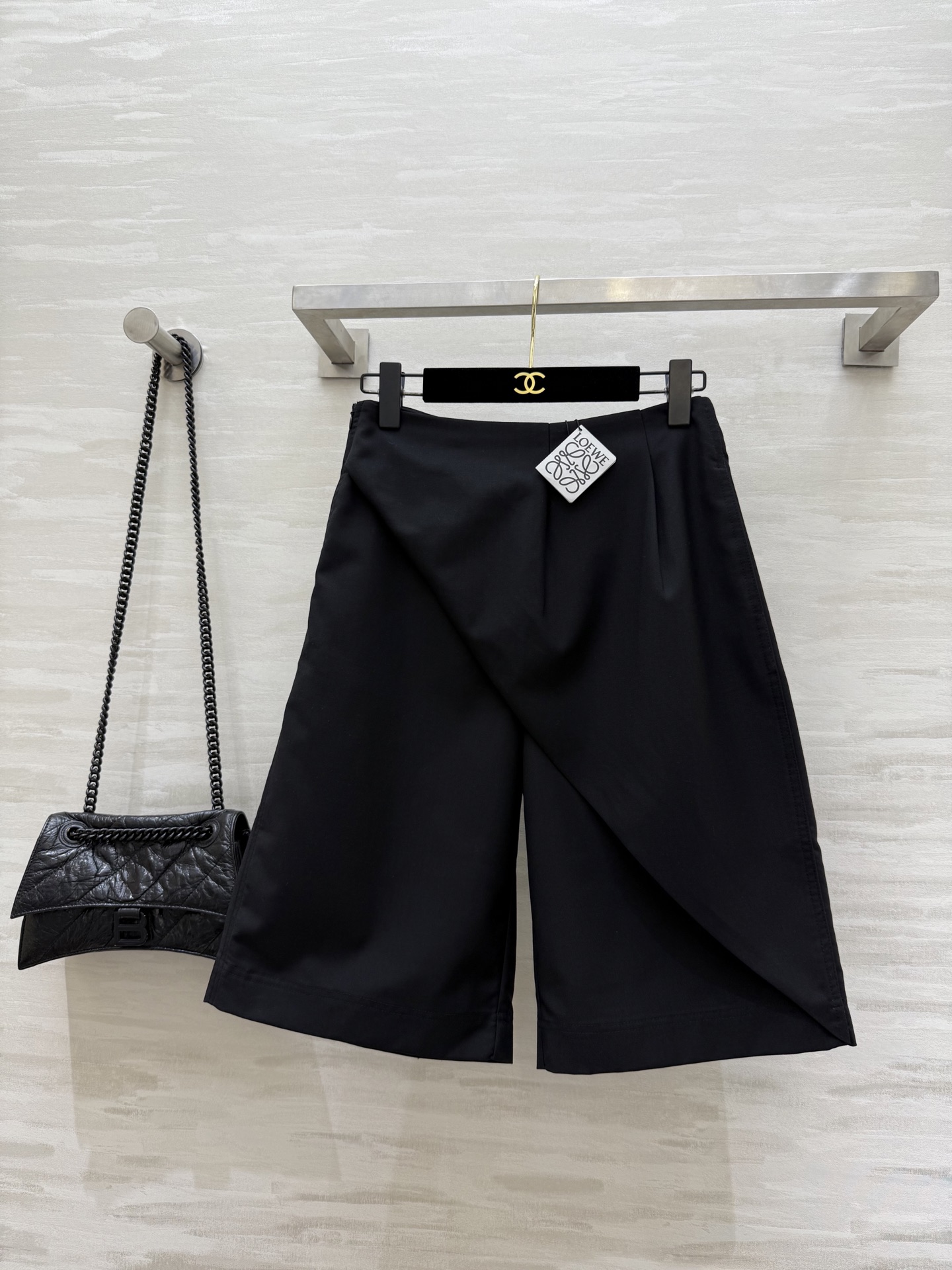 NO:416301,#Loewss new style straight mid-pants irregular design creates a fashionable and casual temperament style on the high street. Minimalist French elegant lazy style. The slanted pleated pleat design is perfectly three-dimensional tailoring style. The upper body is huge and slim. The fabric is quite wide and stylish. The straight five-point pants are handsome. High-quality customization. Spot sizeS/M/L (size size 66, hip circumference 92, pants length 58), loewe, alexander wang19860909#Loewss新款 直筒中裤 不规则设计打造高街时髦休闲气质风 极简主义法式优雅的慵懒风 斜襟褶裥设计完美立体剪裁版型大长腿上身巨显瘦 面料质感挺阔有型 直筒五分裤型帅气单品又A又飒 高品质定制 现货首发sizeS/M/L（s码腰围66,臀围92,裤长58）,,loewe,alexander wang,Women's clothing