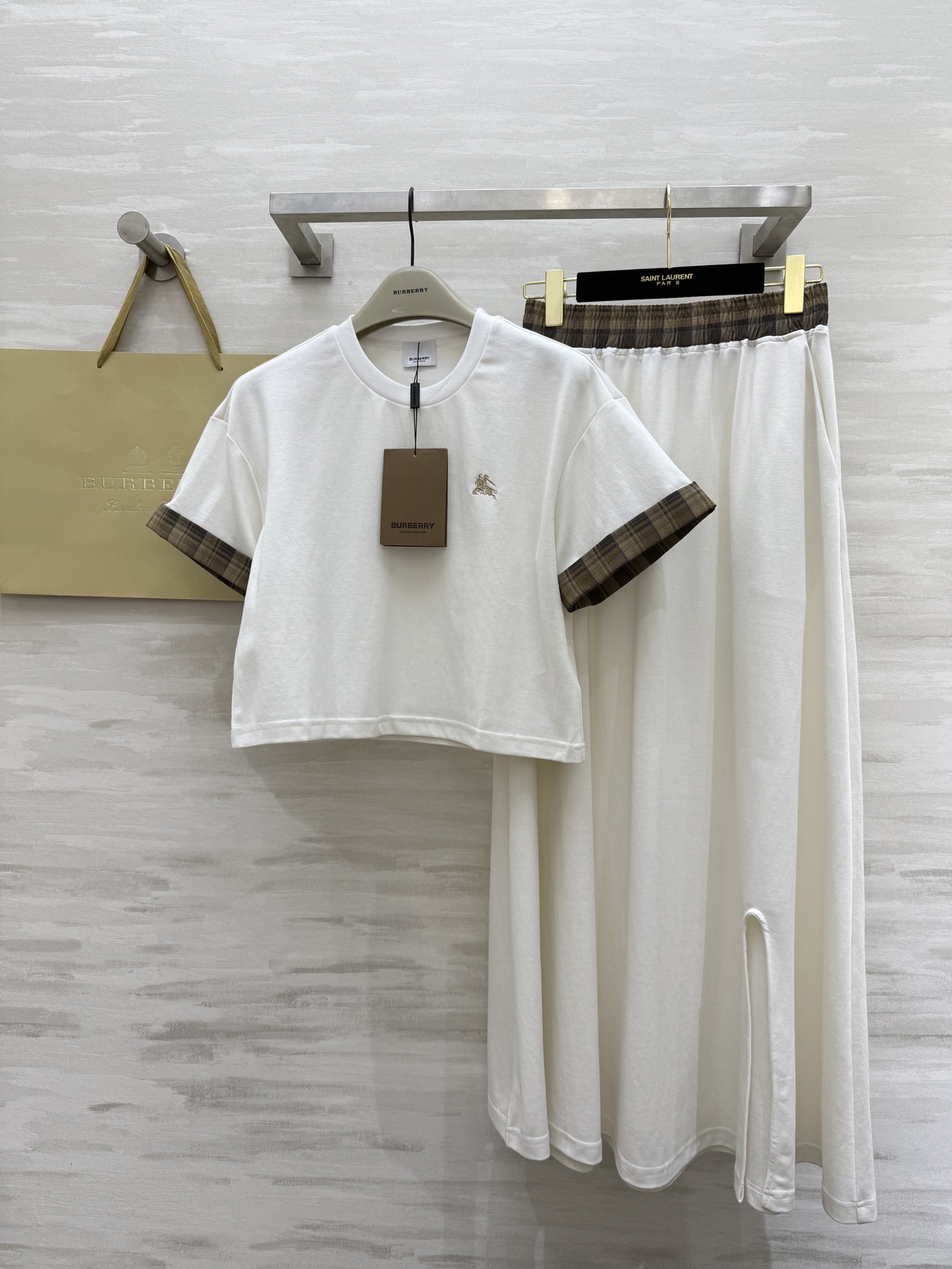 NO:416319,#Burberr new British casual style suit skirt, a huge and fashionable set, don't wear it too easily, the girl becomes longer-legged in minutes, with a little casual and sporty style, the skirt side slit design, the long legs are looming, very age-reducing young girl, full of fashion, high-quality customization, spot first-time sizeS/M/L (size s-shoulder bust 102, 47, waist 68, skirt length 97),,burberry, skirts,alexander wang19860909#Burberr新款英伦休闲风套装裙 巨巨时髦一套 不要太好穿 上身分分钟变长腿姑娘 带点休闲运动风 半裙侧边开叉设计 大长腿若隐若现 非常减龄青春少女 时髦感满满 高品质定制 现货首发sizeS/M/L（s码落肩胸围102,衣长47 ,腰围68,裙长97）,,burberry,skirts,alexander wang,Women's clothing