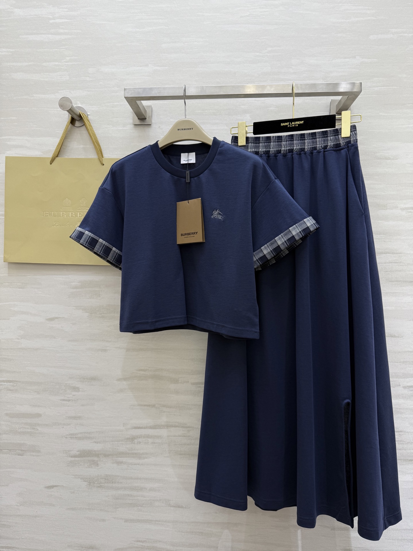 NO:416334,#Burberr new British casual style suit skirt, a huge and fashionable set, don't wear it too easily, the girl becomes longer-legged in minutes, with a little casual and sporty style, the skirt side slit design, the long legs are looming, very age-reducing young girl, full of fashion, high-quality customization, spot first-time sizeS/M/L (size s-shoulder bust 102, 47, waist 68, skirt length 97),,burberry, skirts,alexander wang19860909#Burberr新款英伦休闲风套装裙 巨巨时髦一套 不要太好穿 上身分分钟变长腿姑娘 带点休闲运动风 半裙侧边开叉设计 大长腿若隐若现 非常减龄青春少女 时髦感满满 高品质定制 现货首发sizeS/M/L（s码落肩胸围102,衣长47 ,腰围68,裙长97）,,burberry,skirts,alexander wang,Women's clothing