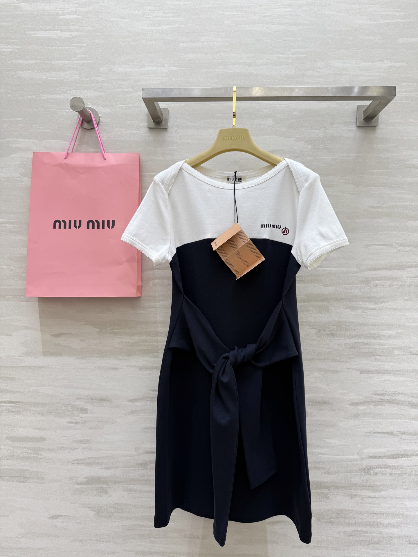 NO:416309,#Miumiss playful contrasting strap short-sleeved dress waist strap design casual and slim color design full of contrasting design high-quality customization spot sizeS/M/L (size s-shoulder width 37, bust 86, length 85), miumiu, skirts, T-shirt, alexander wang19860909#Miumiss俏皮撞色绑带短袖连衣裙 腰部绑带设计休闲显瘦 撞色设计感满满 高品质定制 现货首发sizeS/M/L（s码肩宽37,胸围86,衣长85）,,miumiu,skirts,T-shirt,alexander wang,Women's clothing