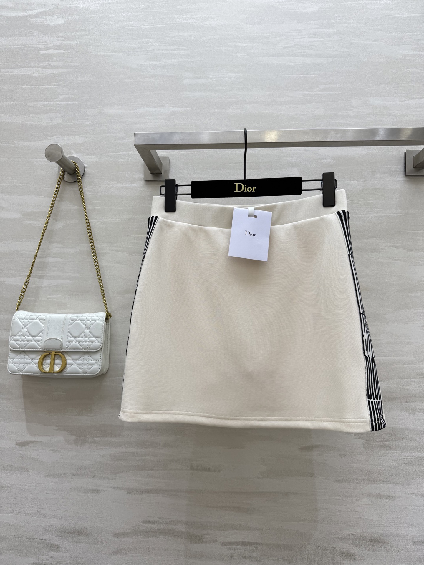 NO:416950,#DIOSignature casual short skirt logo webbing splicing embellishment exquisite and high-end three-dimensional tailoring style eternal classic high-quality customization spot first-time size36/38/40 (36-size elastic waist circumference 68, hip circumference 92, length 40), dior, skirts, alexander wang19860909#DIOSignature休闲短款半裙 logo织带拼接点缀精致高级 立体剪裁版型永恒经典 高品质定制 现货首发size36/38/40（36码弹力腰围68,臀围92,衣长40）,,dior,skirts,alexander wang,Women's clothing