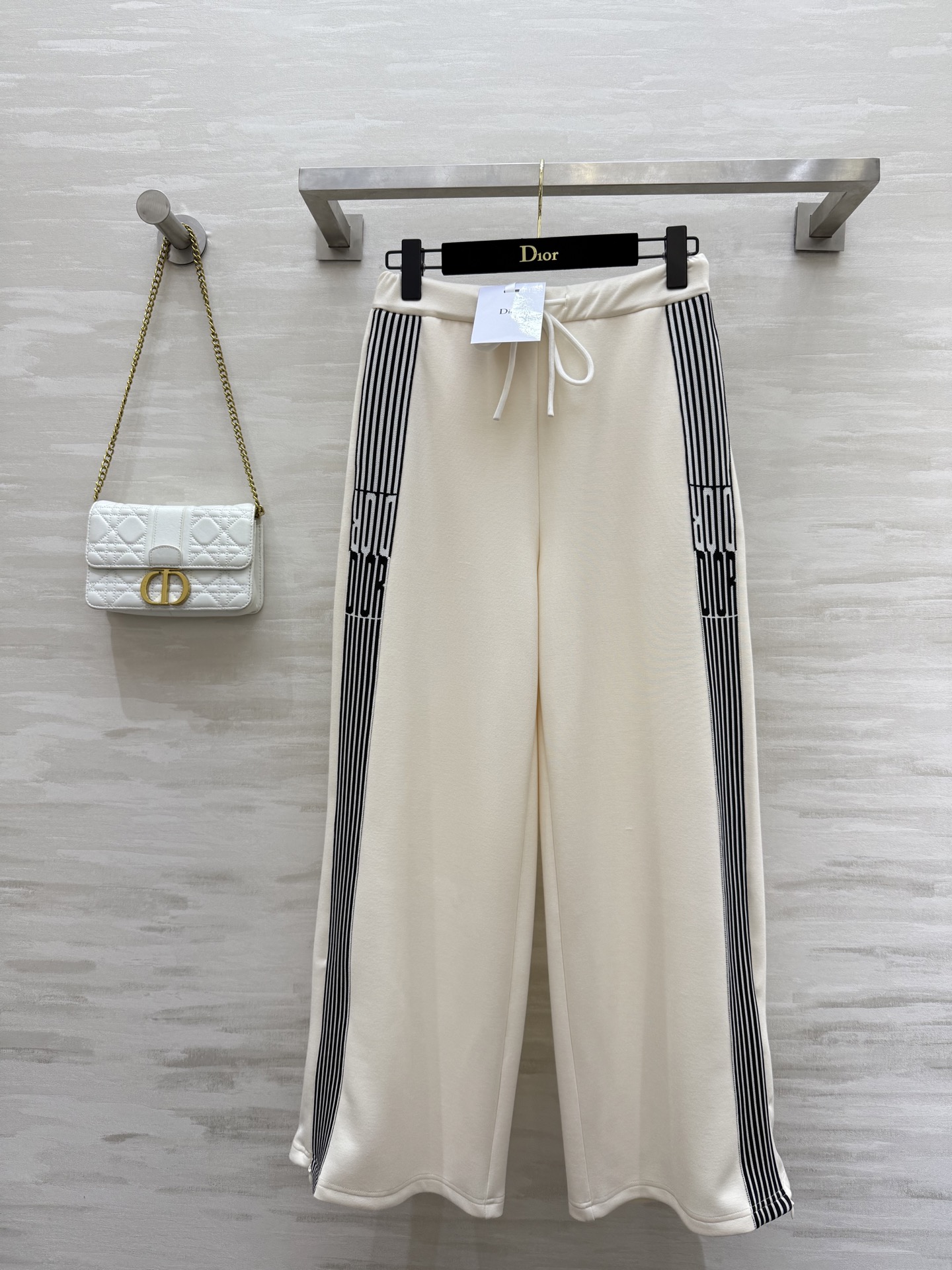 NO:416962,#DIOSignature casual straight trousers logo webbing splicing embellishment exquisite and high-end three-dimensional tailoring style eternal classic high-quality customization spot first-time size36/38/40 (36 size elastic waist circumference 68, hip circumference 96, pants length 95), dior, alexander wang19860909#DIOSignature休闲直筒长裤 logo织带拼接点缀精致高级 立体剪裁版型永恒经典 高品质定制 现货首发size36/38/40（36码弹力腰围68,臀围96,裤长95）,,dior,alexander wang,Women's clothing