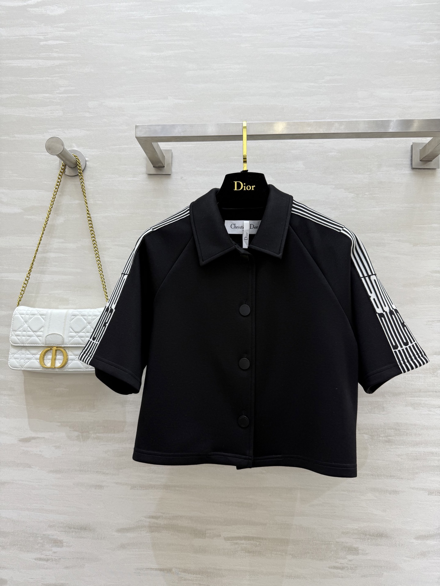 NO:416976,#DIOSignature casual short-sleeved top jacket, shoulder logo webbing splicing and embellishment exquisite and high-end three-dimensional tailoring style timeless classic high-quality customization spot first-time size36/38/40 (36 size bust 100, 46 length),,dior,jackets & coats,T-shirt,alexander wang19860909#DIOSignature休闲短袖上衣外套 肩部logo织带拼接点缀精致高级 立体剪裁版型永恒经典 高品质定制 现货首发size36/38/40（36码胸围100,衣长46）,,dior,jackets & coats,T-shirt,alexander wang,Women's clothing