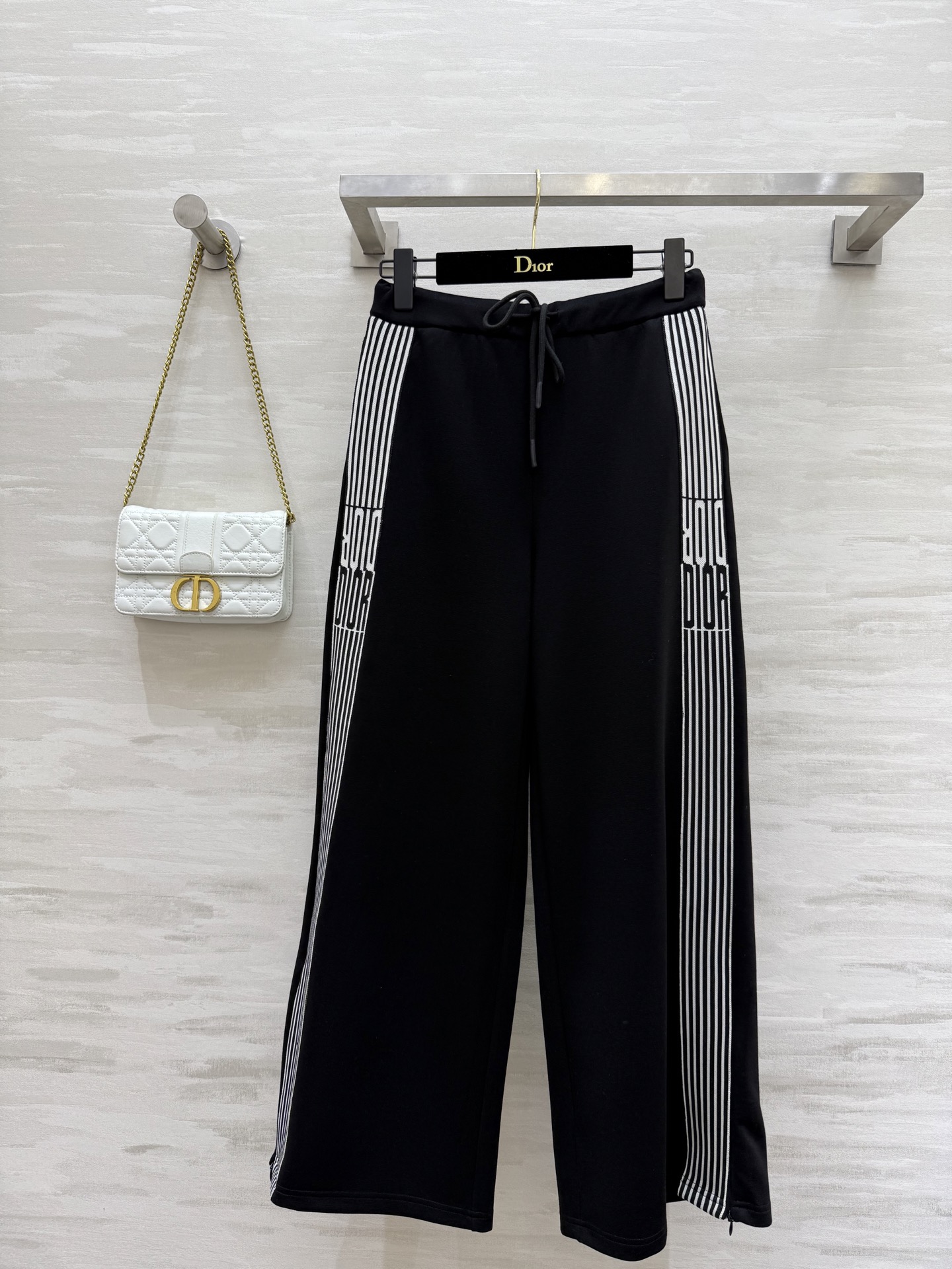 NO:416997,#DIOSignature casual straight trousers logo webbing splicing embellishment exquisite and high-end three-dimensional tailoring style eternal classic high-quality customization spot first-time size36/38/40 (36 size elastic waist circumference 68, hip circumference 96, pants length 95), dior, alexander wang19860909#DIOSignature休闲直筒长裤 logo织带拼接点缀精致高级 立体剪裁版型永恒经典 高品质定制 现货首发size36/38/40（36码弹力腰围68,臀围96,裤长95）,,dior,alexander wang,Women's clothing