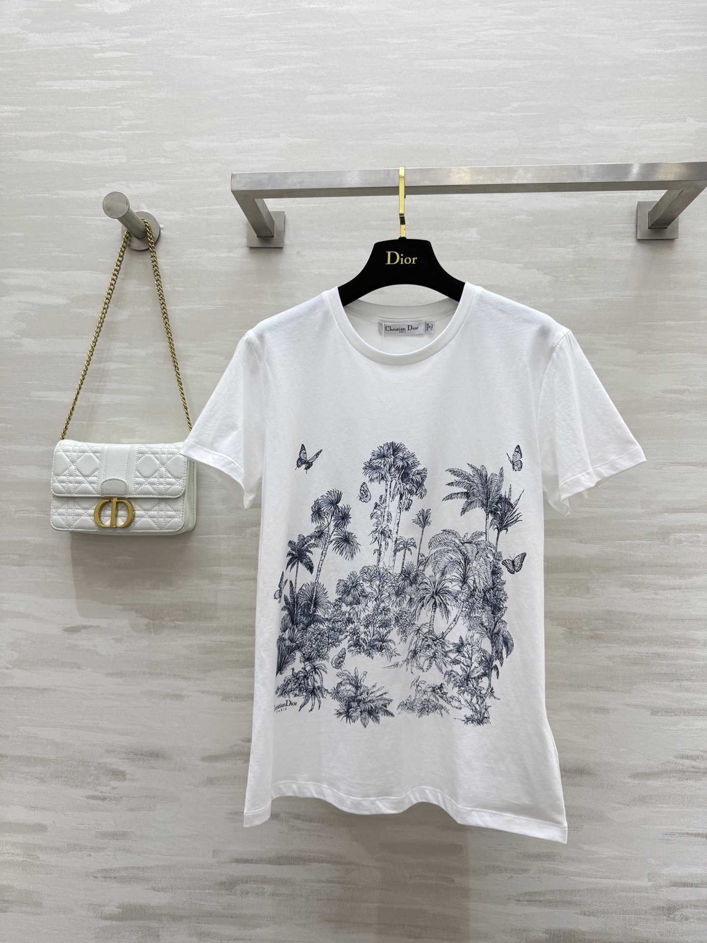NO:417018,#DIObaby blue butterfly short-sleeved T-shirt. Butterfly prints look like thousands of butterflies chasing. Every step is like stepping into the Butterfly Valley. Elegant temperament. High-quality customization. Spot first-time size36/38/40 (),dior,T-shirt,tees,t-shirt,alexander wang19860909#DIObaby蓝蝴蝶短袖T恤 蝴蝶印花像是有万千蝴蝶追逐一般 每一步都像是踏进蝴蝶谷优雅气质 高品质定制 现货首发size36/38/40（）,,dior,T-shirt,tees，t-shirt,alexander wang,Women's clothing
