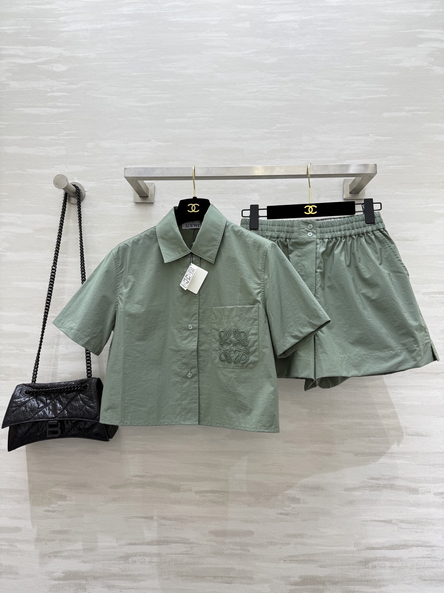 NO:416917,#Loew Paulas series French literature Textured poplin cotton shorts Simple and high-end straw badge embroidery High quality customization Spot first-time sizeS/M/L (size size elastic waist 64, hip circumference 100, pants length 37), loewe, espadrilles, shorts, alexander wang19860909#Loew Paulas系列 法式文艺 纹理府绸棉质短裤 简约高级 草编徽章刺绣 高品质定制 现货首发sizeS/M/L（s码松紧腰64,臀围100,裤长37）,,loewe,espadrilles,shorts,alexander wang,Women's clothing