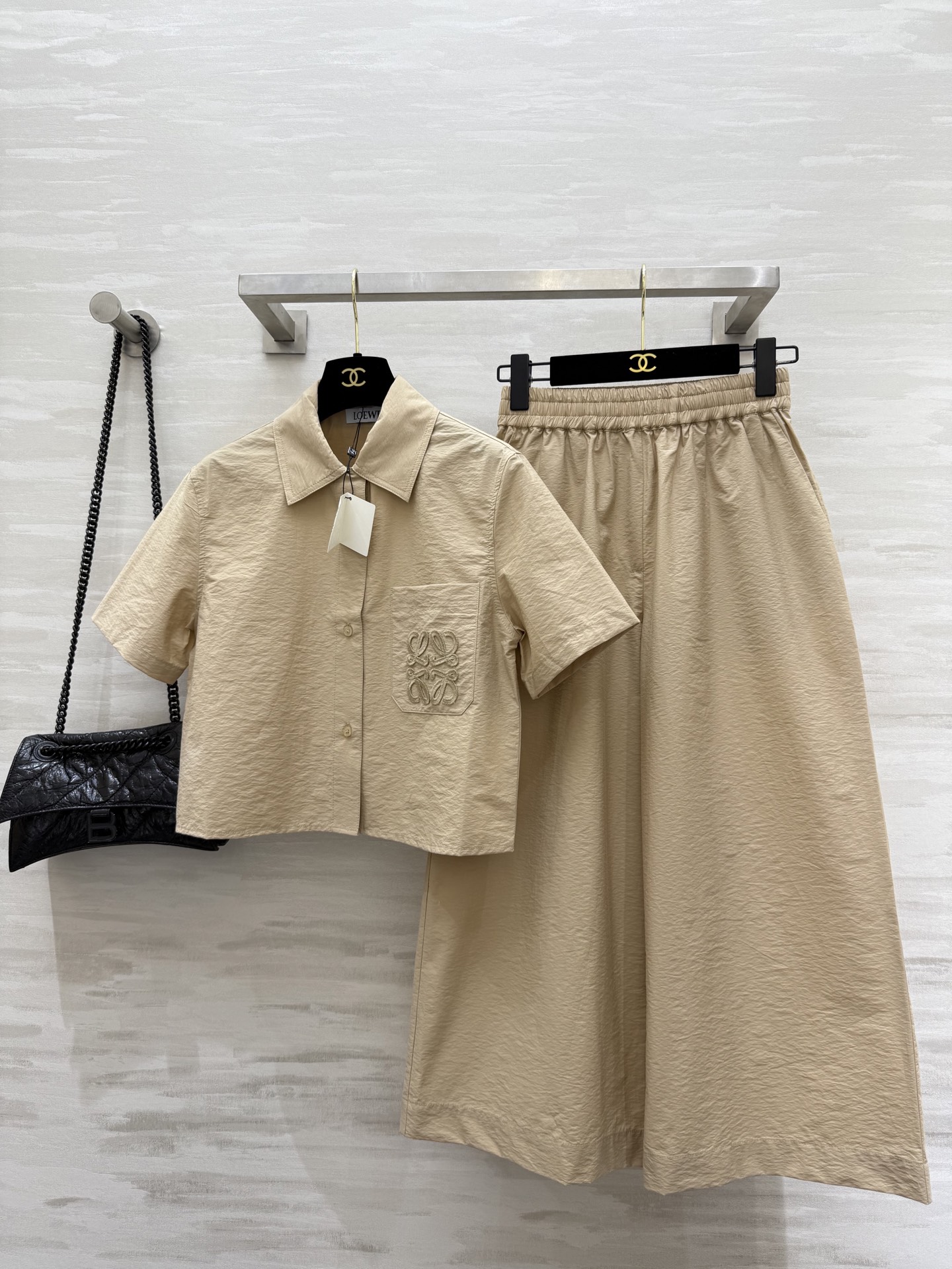 NO:416923,#Loew Paulas series French literature Textured poplin cotton pants Simple and high-end straw badge embroidery High-quality customization Spot first-time sizeS/M/L (s-size elastic waist 60, hip circumference 104, pants length 84), loewe, espadrilles, alexander wang19860909#Loew Paulas系列 法式文艺 纹理府绸棉质裤 简约高级 草编徽章刺绣 高品质定制 现货首发sizeS/M/L（s码松紧腰60,臀围104,裤长84）,,loewe,espadrilles,alexander wang,Women's clothing