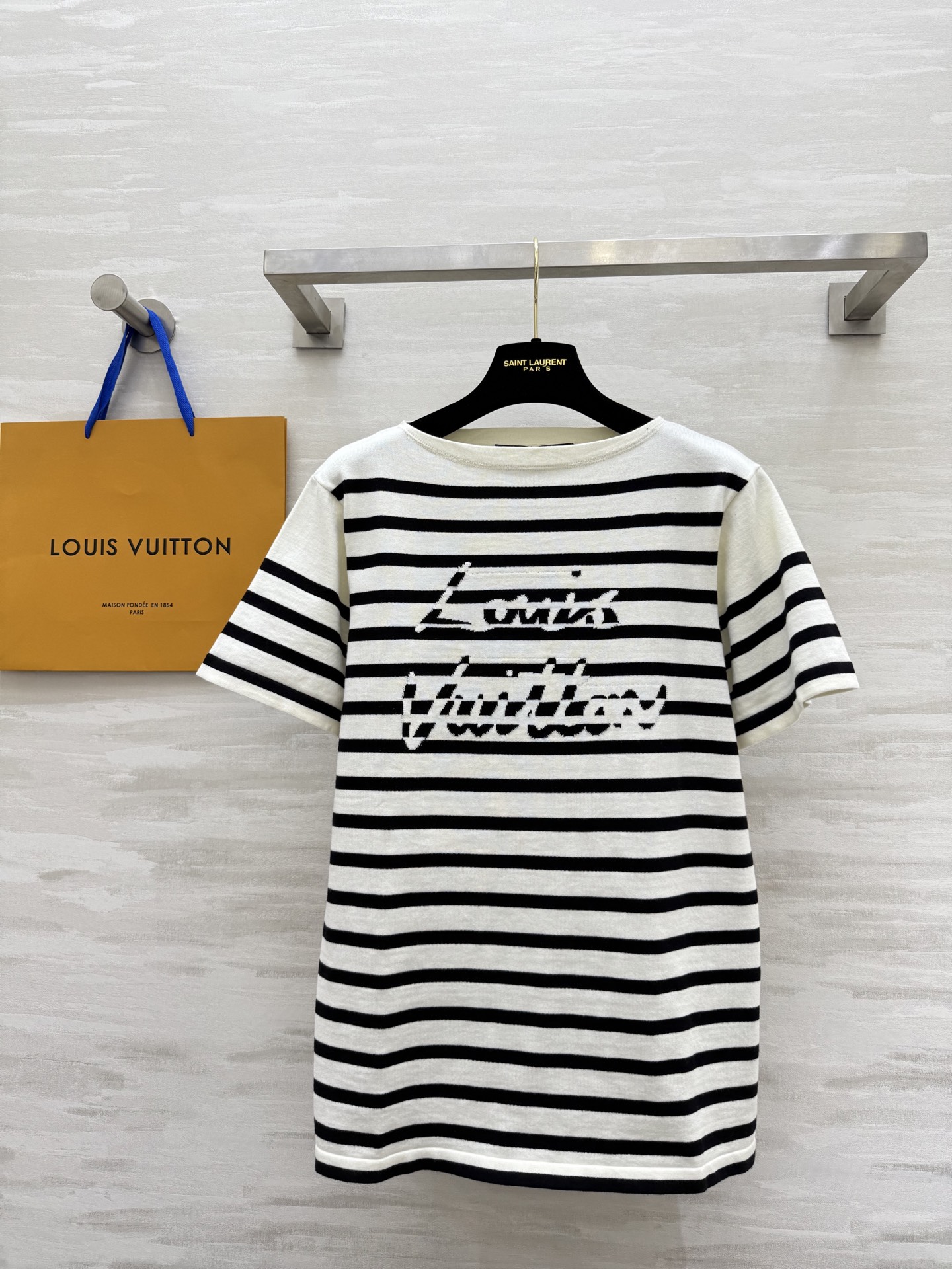 NO:416945,Louis Vuittoss new style contrasting striped letter jacquard knitted short-sleeved top high quality customization spot first-time sizeS/M/L(), louis vuitton, T-shirt, alexander wang19860909Louis Vuittoss新款 撞色条纹字母提花针织短袖上衣 高品质定制 现货首发sizeS/M/L（）,,louis vuitton,T-shirt,alexander wang,Women's clothing