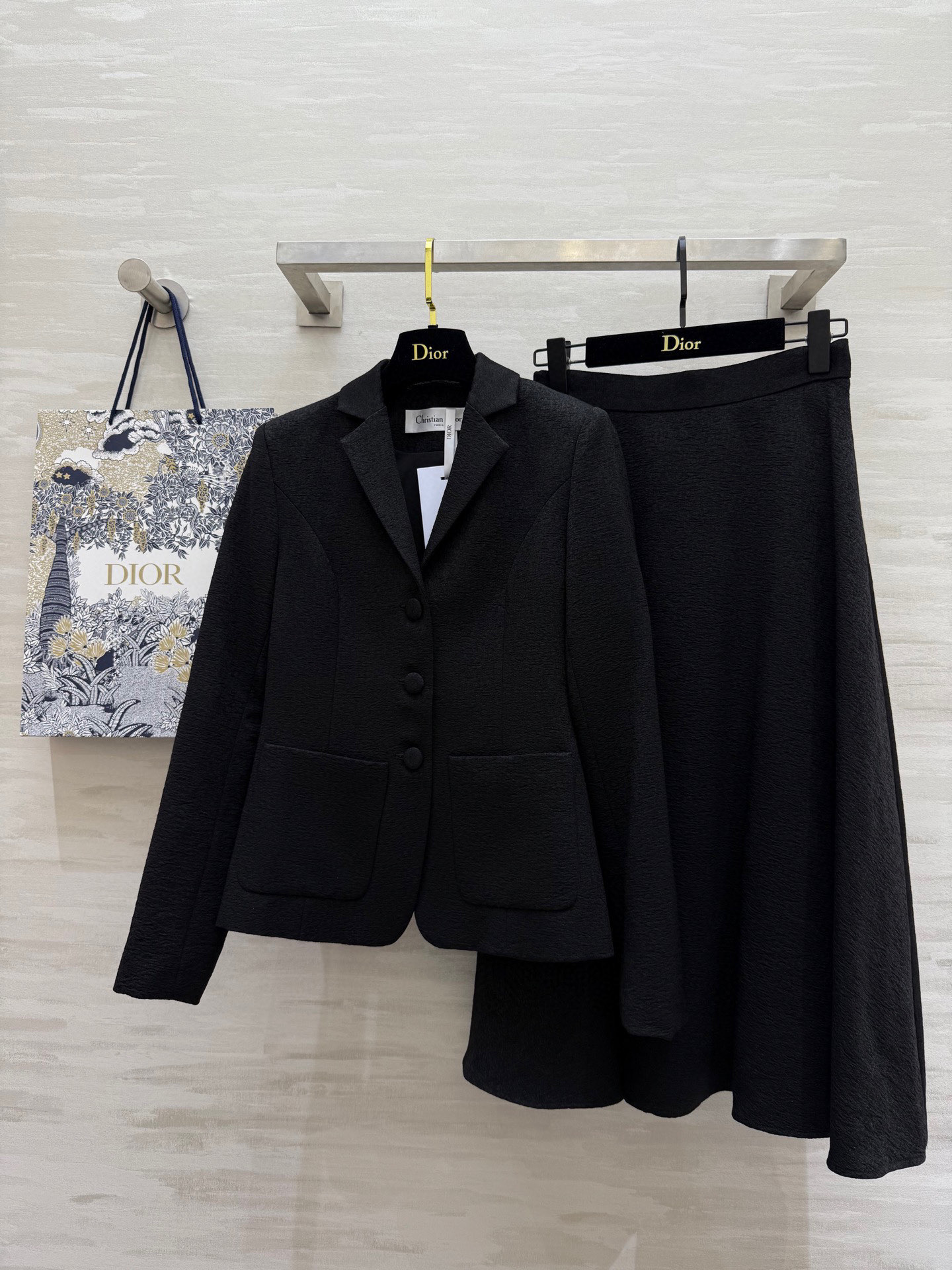 NO:416968,#Dio Spring and Summer New French high-end suit jacket skirt Two-piece suit The celebrity temperament is full of elegance and atmospheric Three-dimensional tailoring style comfortable and slimming High-quality customization Spot first-time sizeS/M/L (Size S shoulder width 36, bust 92, length 62, skirt waist 66, skirt length 77),,dior, skirt 60, jackets & coats,business suit,alexander wang19860909#Dio春夏新款 法式高级西装外套半裙 两件套套装 名媛气质十足 优雅大气 立体剪裁版型舒适显瘦 高品质定制 现货首发sizeS/M/L（S码肩宽36,胸围92,衣长62,半裙腰围66,裙长77）,,dior,skirts,jackets & coats,business suit,alexander wang,Women's clothing