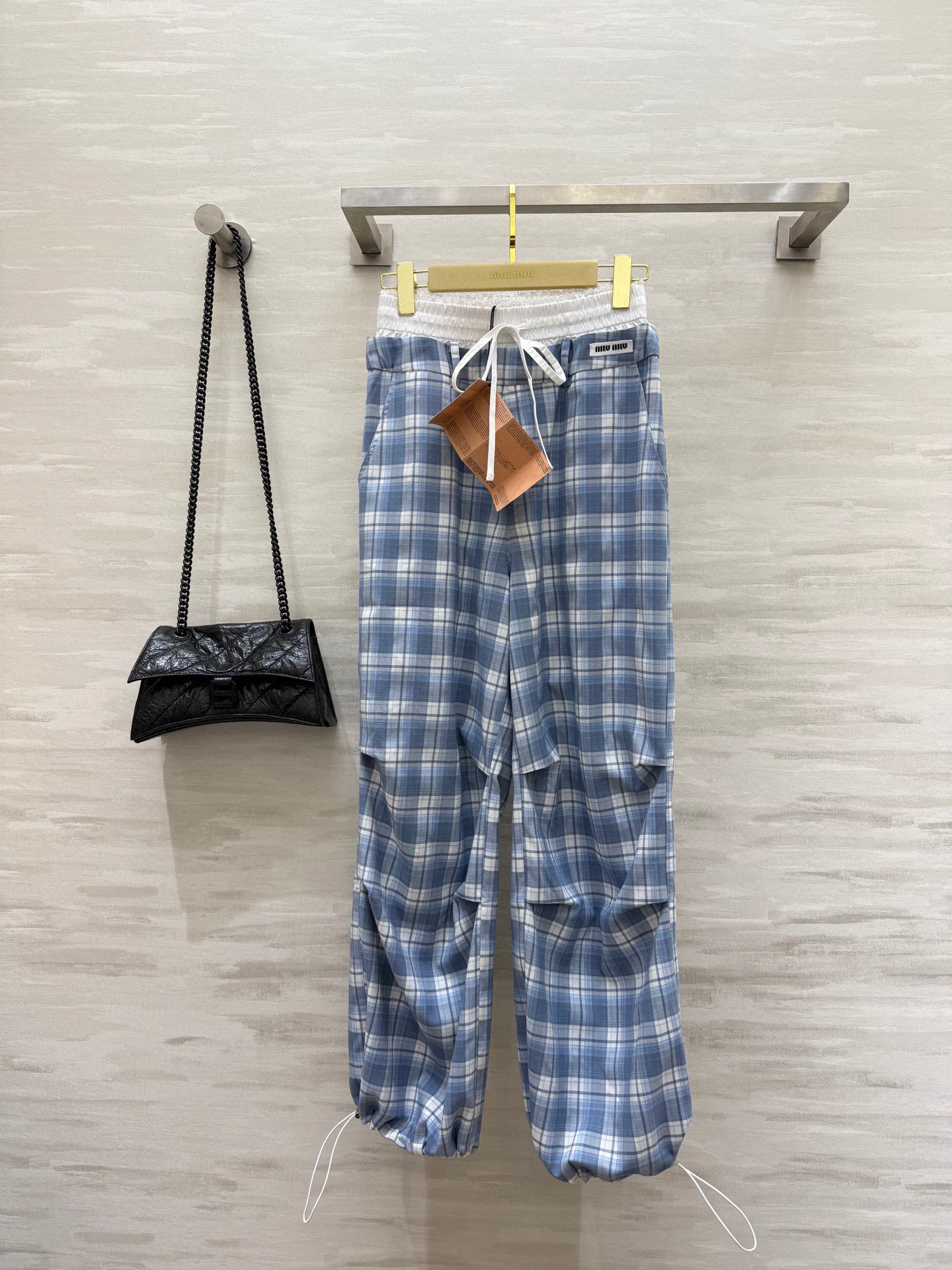 NO:418176,#Miumimiu series sky blue checked design splicing waist casual pants high quality customization spot first-time sizeS/M/L (size s elastic waist 65, hip circumference 106, pants length 104),,miumiu,alexander wang19860909#Miumimiu系天蓝色格纹设计拼接 腰头休闲裤 高品质定制 现货首发sizeS/M/L（s码弹力腰围65,臀围106,裤长104）,,miumiu,alexander wang,Women's clothing