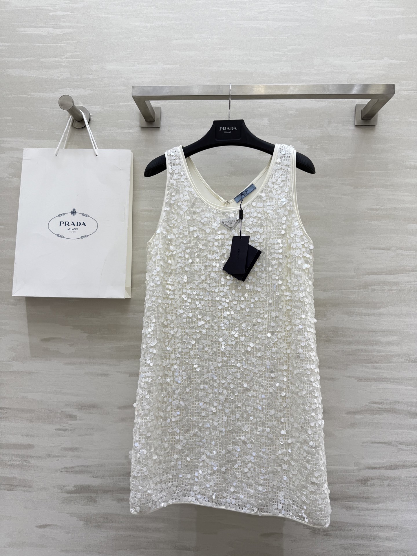 NO:418132,#Pradss new style sequin vest skirt Luxurious shining sequin embellishment Fixed two-piece design Upper body skin-friendly and not skin-tight. High-quality customization Spot first-time sizeS/M/L (size s size bust 90, 80-size length), Prada, skirts, alexander wang19860909#Pradss新款 亮片背心裙 奢华闪耀亮片点缀 固点假两件设计 上身亲肤不扎肤 高品质定制 现货首发sizeS/M/L（s码胸围90,衣长80）,,prada,skirts,alexander wang,Women's clothing