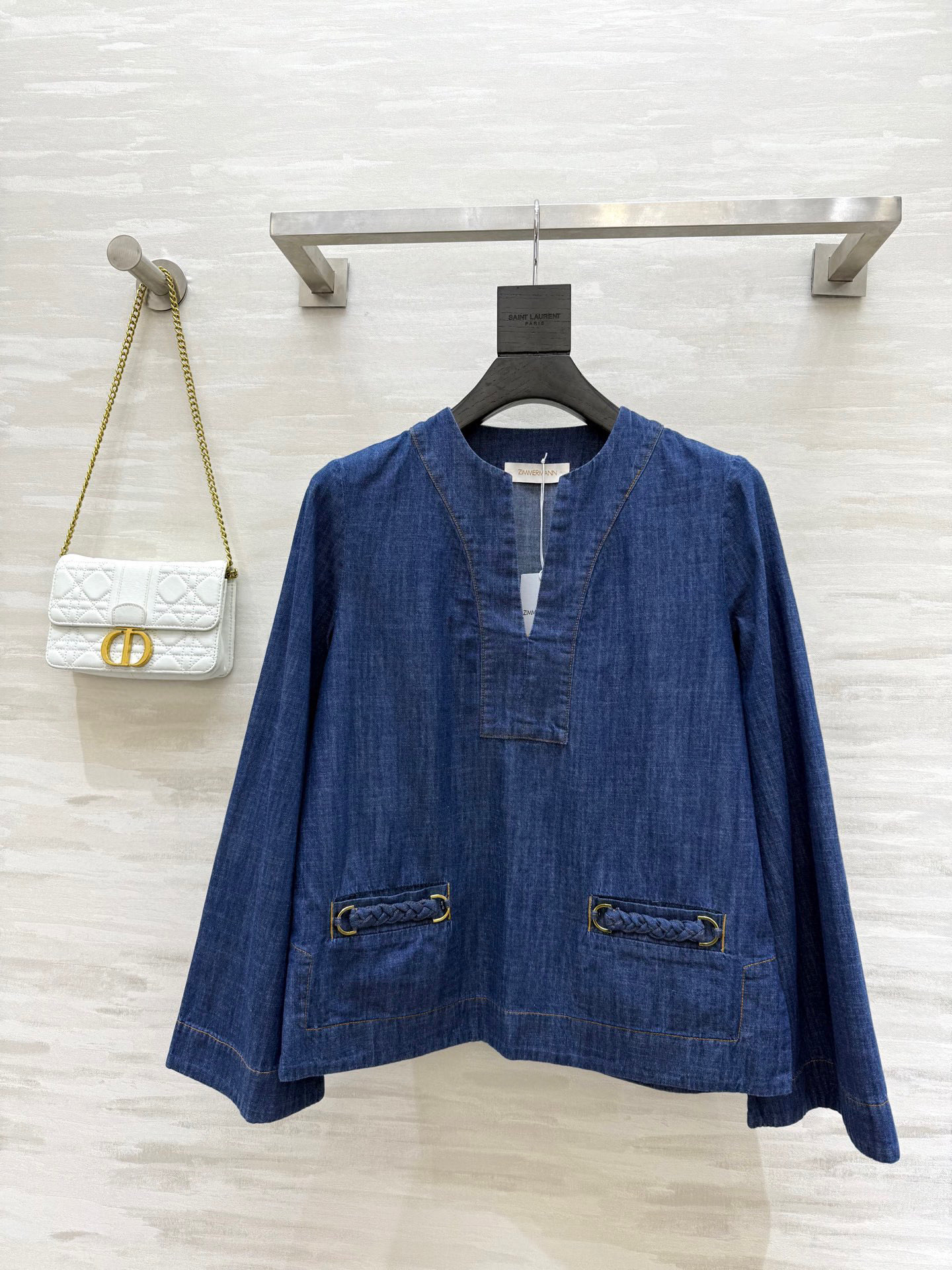 NO:419516,#Zimmerman Vacation Series V-neck denim tops, braided buckle pocket design, high-quality customization, spot first-time sizeS/M/L (size s-shoulder width 39, bust 98, length 60),,alexander wang19860909#Zimmerman度假系列 v领牛仔上衣 编织扣口袋设计 高品质定制 现货首发sizeS/M/L（s码肩宽39,胸围98,衣长60）,,alexander wang,Women's clothing