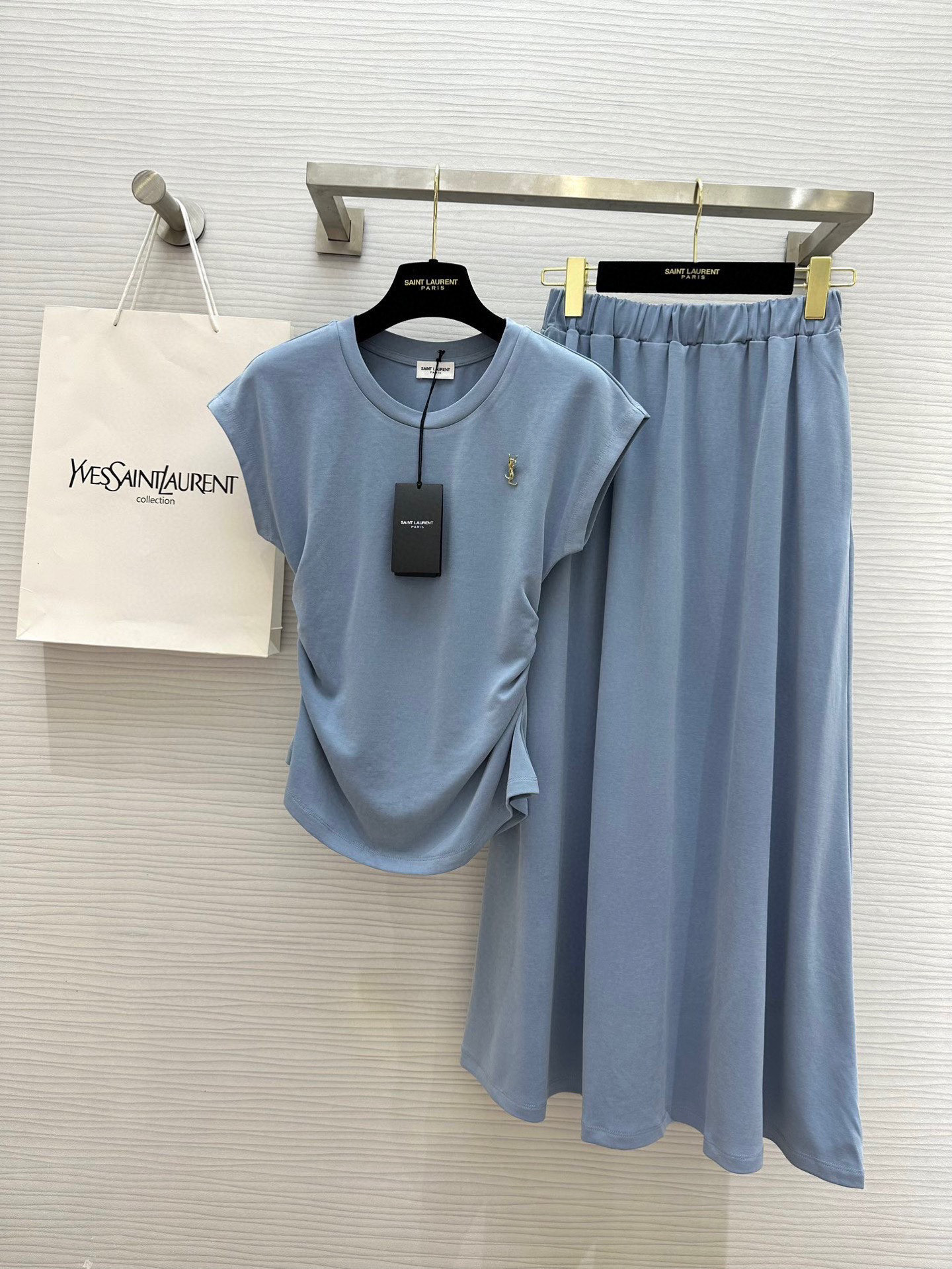 NO:419612,#Saint Laurent pleated set The woven fabric is very elastic and very friendly to the figure. Exclusive molded YSL brooch. The style is very slim. The waist pleated design is waist-hugging to show the waist. It is full of skirt style. High-quality customization. Spot sizeS/M/L (size size 88, length 52, skirt waist 64, skirt length 88),,saint laurent,saint laurent,skirts,brooch,breastpin,alexander wang19860909#Saint Laurent收褶套装 色织面料弹力十足 对身材包容性十分友好 独家开模YSL胸针 版型非常显瘦 腰部收褶设计收腰显腰身 搭配半裙御姐范儿十足 高品质定制 现货首发sizeS/M/L（s码胸围88,衣长52,半裙腰围64,裙长88）,,saint laurent,saint laurent,skirts,brooch，breastpin,alexander wang,Women's clothing