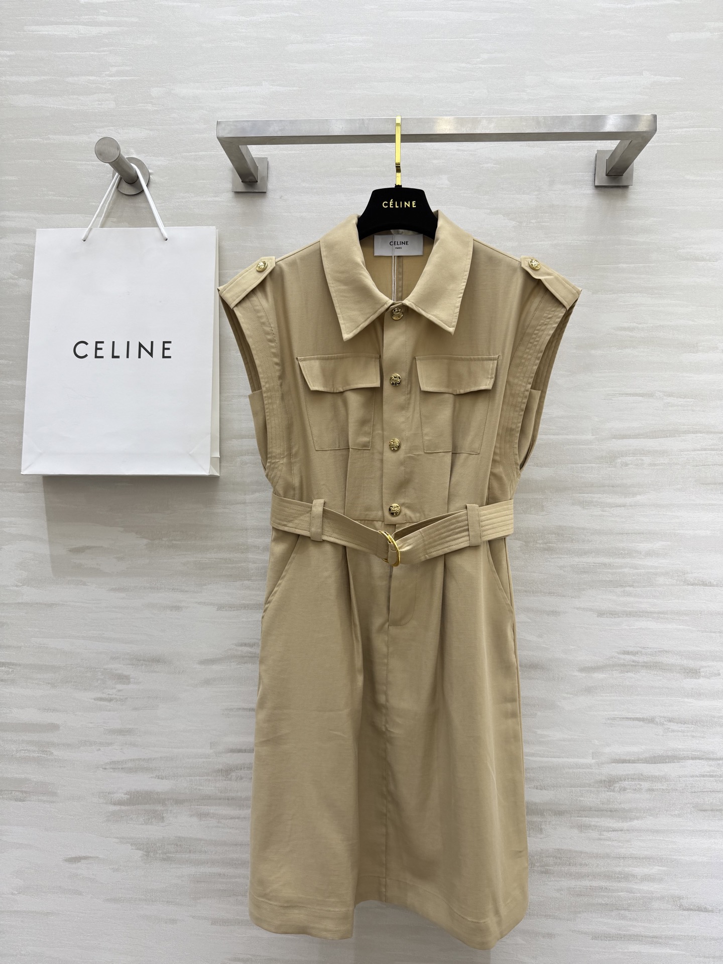 NO:419581,#Celin Old Qian style windbreaker dress with high waist-hugging design, which instantly outlines a slim waist, first-class slimming effect, vest-style design adds a bit of elegance, high-quality customization, spot-on sizeS/M/L/XL (M size bust 94, waist 78, skirt length 94),,celine, skirts, alexander wang19860909#Celin老钱风 风衣式连衣裙 高腰收腰设计超绝 穿上瞬间勾勒出小蛮腰 显瘦效果一流 马甲式设计增添了几分优雅 高品质定制 现货首发sizeS/M/L/XL（M码胸围94,腰围78,裙长94）,,celine,skirts,alexander wang,Women's clothing