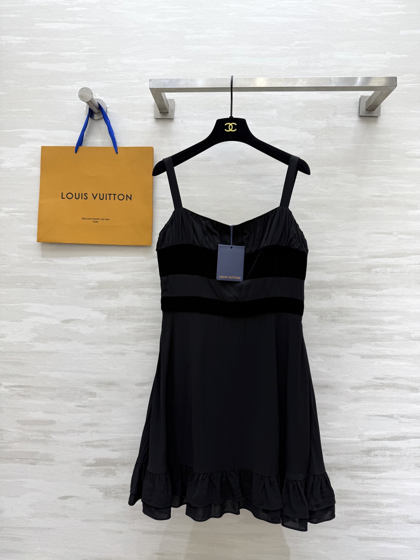 NO:419704,#Lv new suspender dress, classic black, very high-end, very elegant, high-waist splicing, hem fishtail method, easy to slim waist and a bit playful, it is also very good to wear on vacation, high-quality customization, spot first-time sizeS/M/L (size s bust 88, waist 70, length 89),,louis vuitton, skirts,alexander wang19860909#Lv新款吊带连衣裙 经典黑色系 非常高级 很有气质感 高腰线拼接剪裁 下摆鱼尾做法 轻松瘦腰又带点俏皮感 度假穿也很出片 高品质定制 现货首发sizeS/M/L（s码胸围88,腰围70,衣长89）,,louis vuitton,skirts,alexander wang,Women's clothing