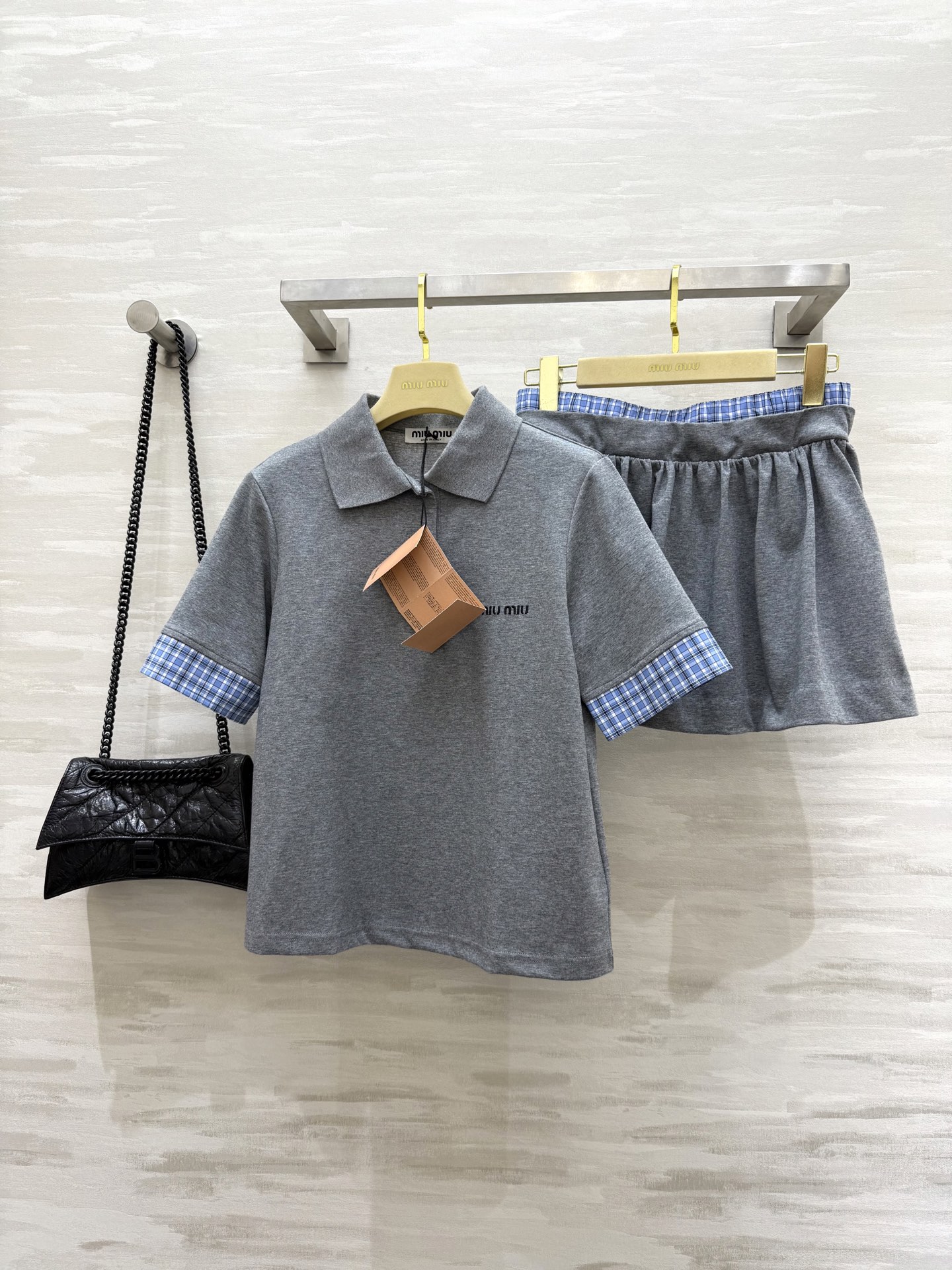 NO:419724,#Miumi new style spliced ​​plaid decorative suit skirt, a huge and fashionable set that reduces age. The upper body becomes longer-legged girl with a little casual and sporty style. Contrasting color lapel design. Very age-reducing. Youth girl full of fashion sense. High-quality customization. Spot sizeS/M/L (size size 41 shoulder width, bust 100, length 54, elastic waist 68, skirt length 38),,miumiu, skirt 3kirts,alexander wang19860909#Miumi新款 拼接格纹装饰套装裙 巨巨巨时髦减龄的一套 上身分分钟变长腿少女 带点休闲运动风 撞色翻领设计 非常减龄 青春少女 时髦感满满 高品质定制 现货首发sizeS/M/L（s码肩宽41,胸围100,衣长54 ,弹力腰围68,裙长38）,,miumiu,skirts,alexander wang,Women's clothing