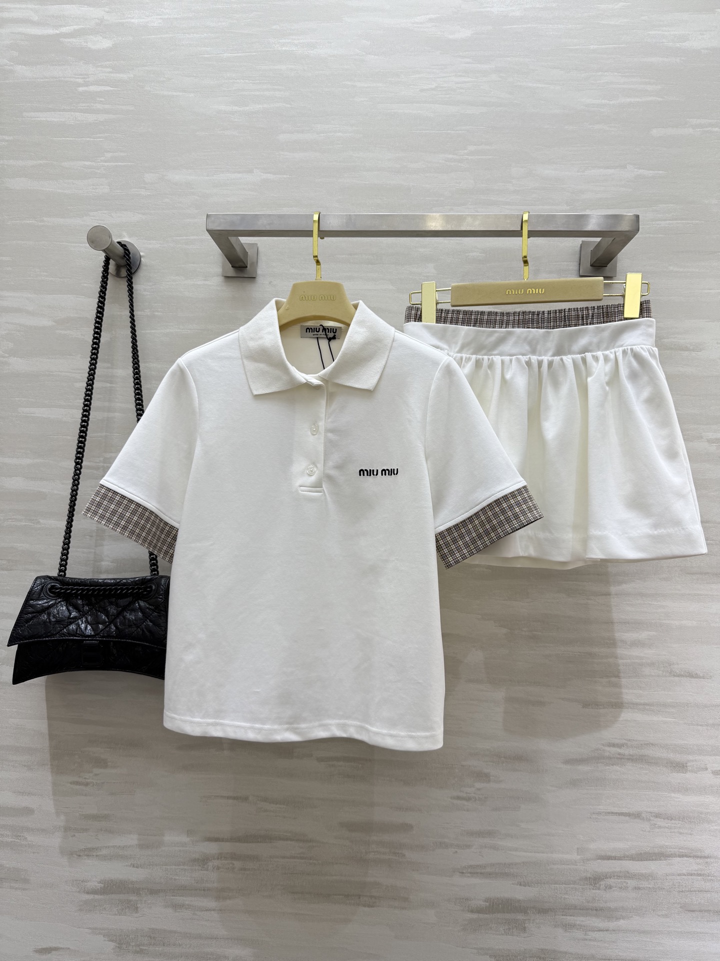 NO:419744,#Miumi new style spliced ​​plaid decorative suit skirt, a huge and fashionable set that reduces age. The upper body becomes longer-legged girl with a little casual and sporty style. Contrasting color lapel design. Very age-reducing. Youth girl full of fashion sense. High-quality customization. Spot sizeS/M/L (size size 41 shoulder width, bust 100, length 54, elastic waist 68, skirt length 38),,miumiu, skirt 3kirts,alexander wang19860909#Miumi新款 拼接格纹装饰套装裙 巨巨巨时髦减龄的一套 上身分分钟变长腿少女 带点休闲运动风 撞色翻领设计 非常减龄 青春少女 时髦感满满 高品质定制 现货首发sizeS/M/L（s码肩宽41,胸围100,衣长54 ,弹力腰围68,裙长38）,,miumiu,skirts,alexander wang,Women's clothing