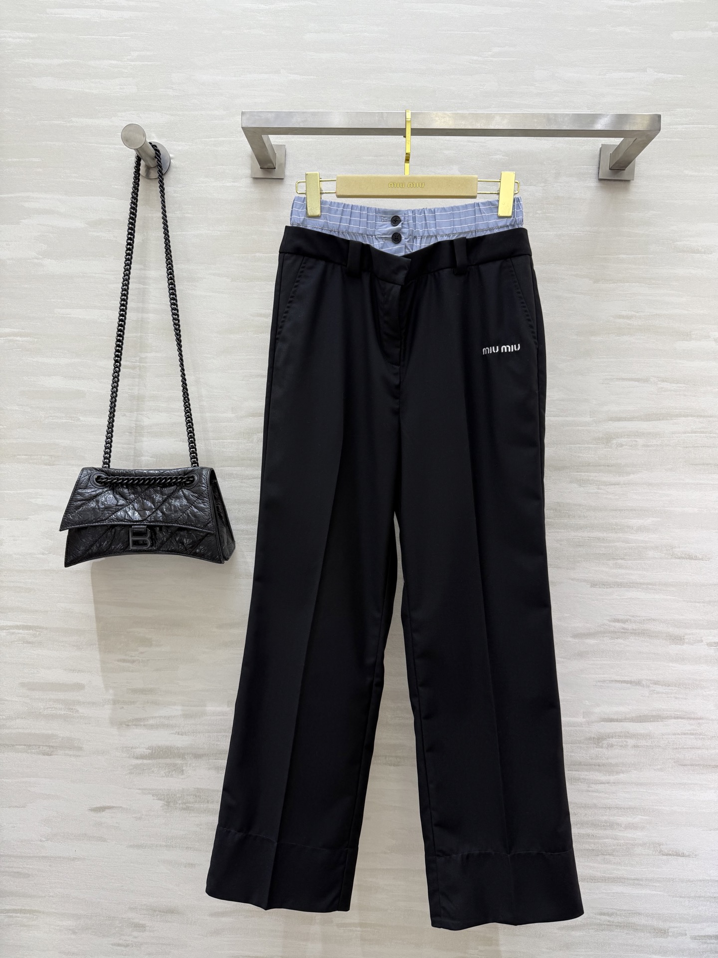 NO:419663,#Miumi fake two-piece straight trousers, white embroidered logo decoration, whether it is matched with T-shirts or shirts, it is perfectly versatile. Fake two-piece design contrast color splicing method. Waist elastic waist design. Three-dimensional tailoring upper body makes the legs look longer. High-quality customization. Spot sizeS/M/L (size size 66, hip circumference 92, trousers length 104),,miumiu,shirts,tees,t-shirt,alexander wang19860909#Miumi假两件直筒西裤 白色刺绣徽标装饰 无论是搭配T恤或者衬衫都出圈 妥妥百搭王 假两件设计感撞色拼接做法 腰部松紧腰设计 立体剪裁上身超级显腿长 高品质定制 现货首发sizeS/M/L（s码腰围66,臀围92,裤长104）,,miumiu,shirts,tees，t-shirt,alexander wang,Women's clothing