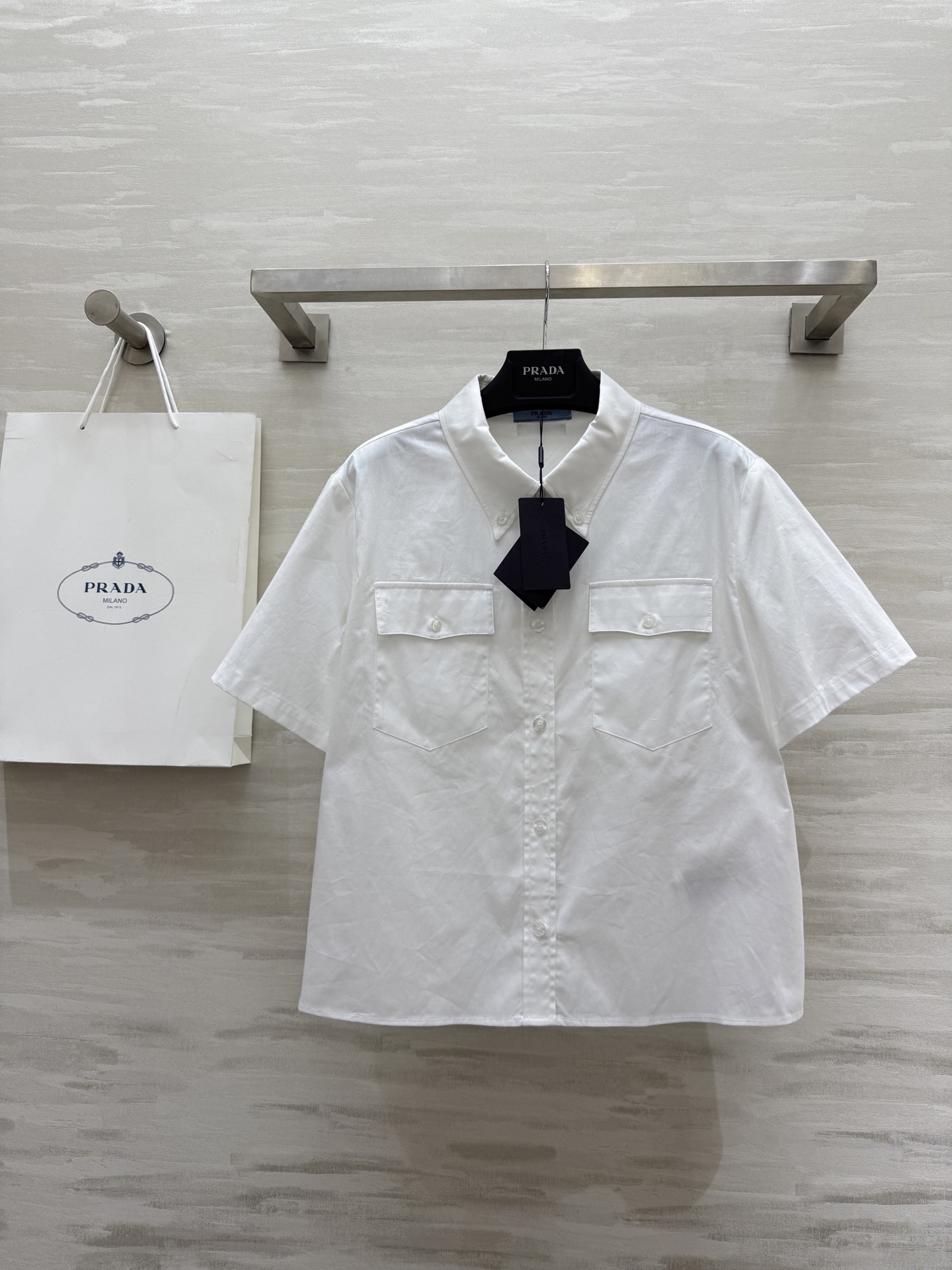 NO:419673,#Pradss workwear double pocket short-sleeved shirt, classic loose H-shaped style is not picky, back collar triangle label, embroidery details, low-key and simple design, excellent casual and handsome items, pure cotton poplin cotton fabric, high-quality customization, spot first-time sizeS/M/L (size s-shoulder width 38, bust 98, cloak length 54),,prada,shirts,T-shirt,alexander wang19860909#Pradss工装风双口袋短袖衬衫 经典宽松H版型不挑人 后领三角标标签 贴绣细节低调简约设计感超赞 休闲帅气单品 纯棉府绸棉面料 高品质定制 现货首发sizeS/M/L（s码肩宽38,胸围98,衣长54）,,prada,shirts,T-shirt,alexander wang,Women's clothing