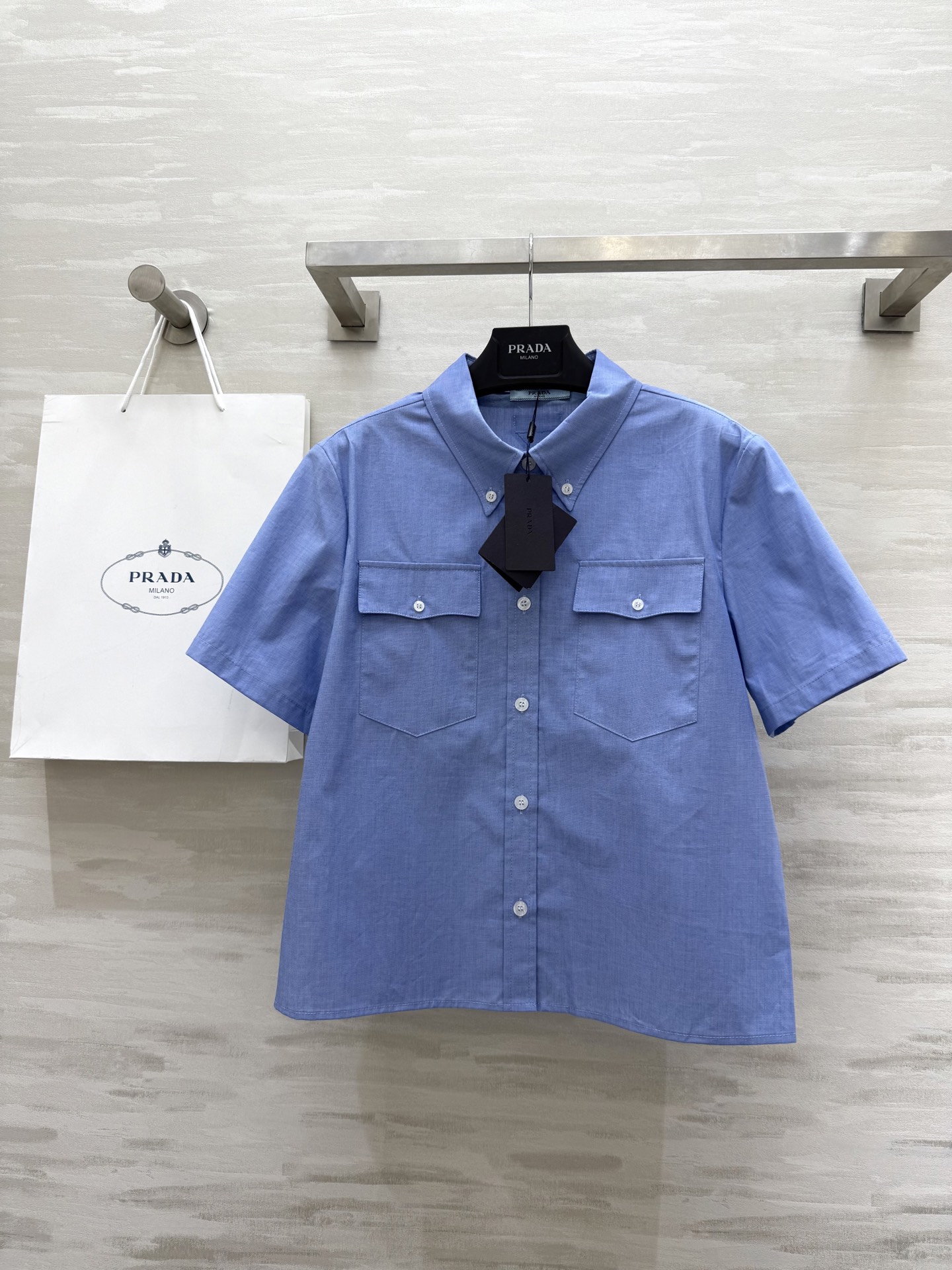 NO:419694,#Pradss workwear double pocket short-sleeved shirt, classic loose H-style not picky, back collar triangle label, embroidery details, low-key and simple design, excellent casual and handsome items, pure cotton poplin cotton fabric, high-quality customization, spot first-time sizeS/M/L (size s-shoulder width 38, bust 98, 54 length),,prada,shirts,T-shirt,alexander wang19860909#Pradss工装风双口袋短袖衬衫 经典宽松H版型不挑人 后领三角标标签 贴绣细节低调简约设计感超赞 休闲帅气单品 纯棉府绸棉面料 高品质定制 现货首发sizeS/M/L（s码肩宽38,胸围98,衣长54）,,prada,shirts,T-shirt,alexander wang,Women's clothing