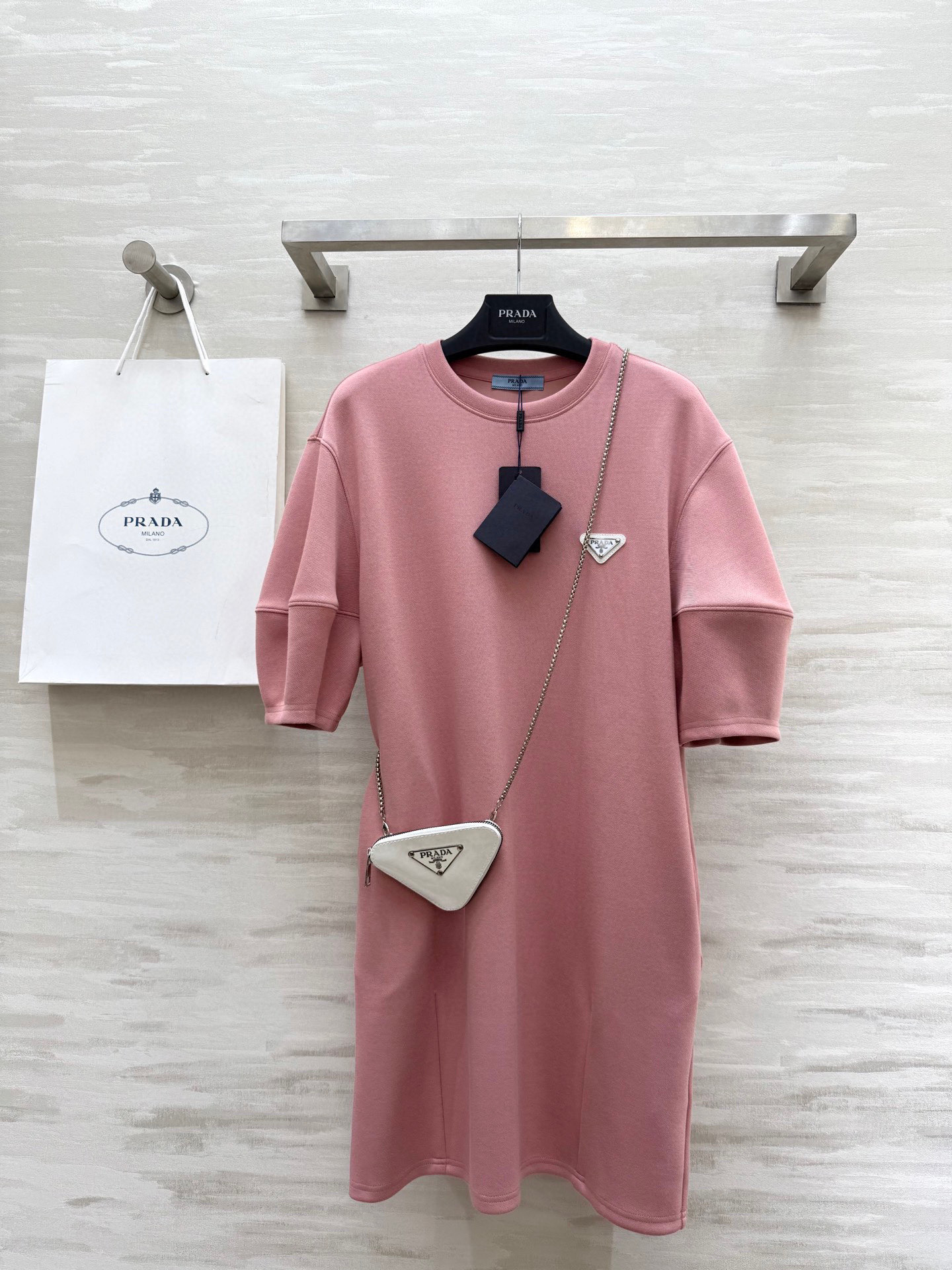 NO:419756,Popular #Prad Spring and Summer New Prada Triangle-label casual dress is simple and not simple. It is matched with a small letter triangle bag, high-end and exquisite. A casual dress that looks ordinary looks so good. It is wide and loose and friendly to all kinds of figures!  This casual style is really a love for you!  High-quality customization Spot sizeS/M/L (S size shoulder width 49, bust 110, length 85), prada, prada, skirts, alexander wang19860909爆款 #Prad春夏新款 普拉达三角标休闲连衣裙简约又不简单风 搭配字母三角小包包 高级又精致 一条看着普通的休闲裙穿着太好看了 宽宽松松对各种身材都很友好！这种随意风真的很爱！高品质定制 现货来sizeS/M/L（S码肩宽49,胸围110,衣长85）,,prada,prada,skirts,alexander wang,Women's clothing