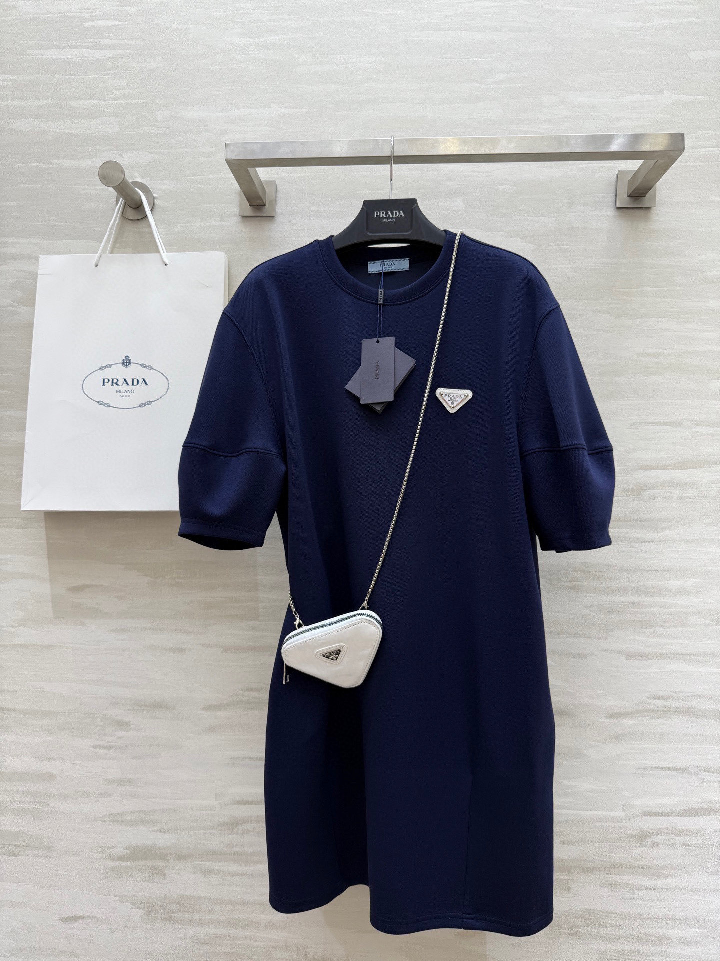 NO:419676,Popular #Prad Spring and Summer New Prada Triangle-label casual dress is simple and not simple. It is matched with a small letter triangle bag, high-end and exquisite. A casual dress that looks ordinary looks so good. It is wide and loose and friendly to all kinds of figures!  This casual style is really a love for you!  High-quality customization Spot sizeS/M/L (S size shoulder width 49, bust 110, length 85), prada, prada, skirts, alexander wang19860909爆款 #Prad春夏新款 普拉达三角标休闲连衣裙简约又不简单风 搭配字母三角小包包 高级又精致 一条看着普通的休闲裙穿着太好看了 宽宽松松对各种身材都很友好！这种随意风真的很爱！高品质定制 现货来sizeS/M/L（S码肩宽49,胸围110,衣长85）,,prada,prada,skirts,alexander wang,Women's clothing