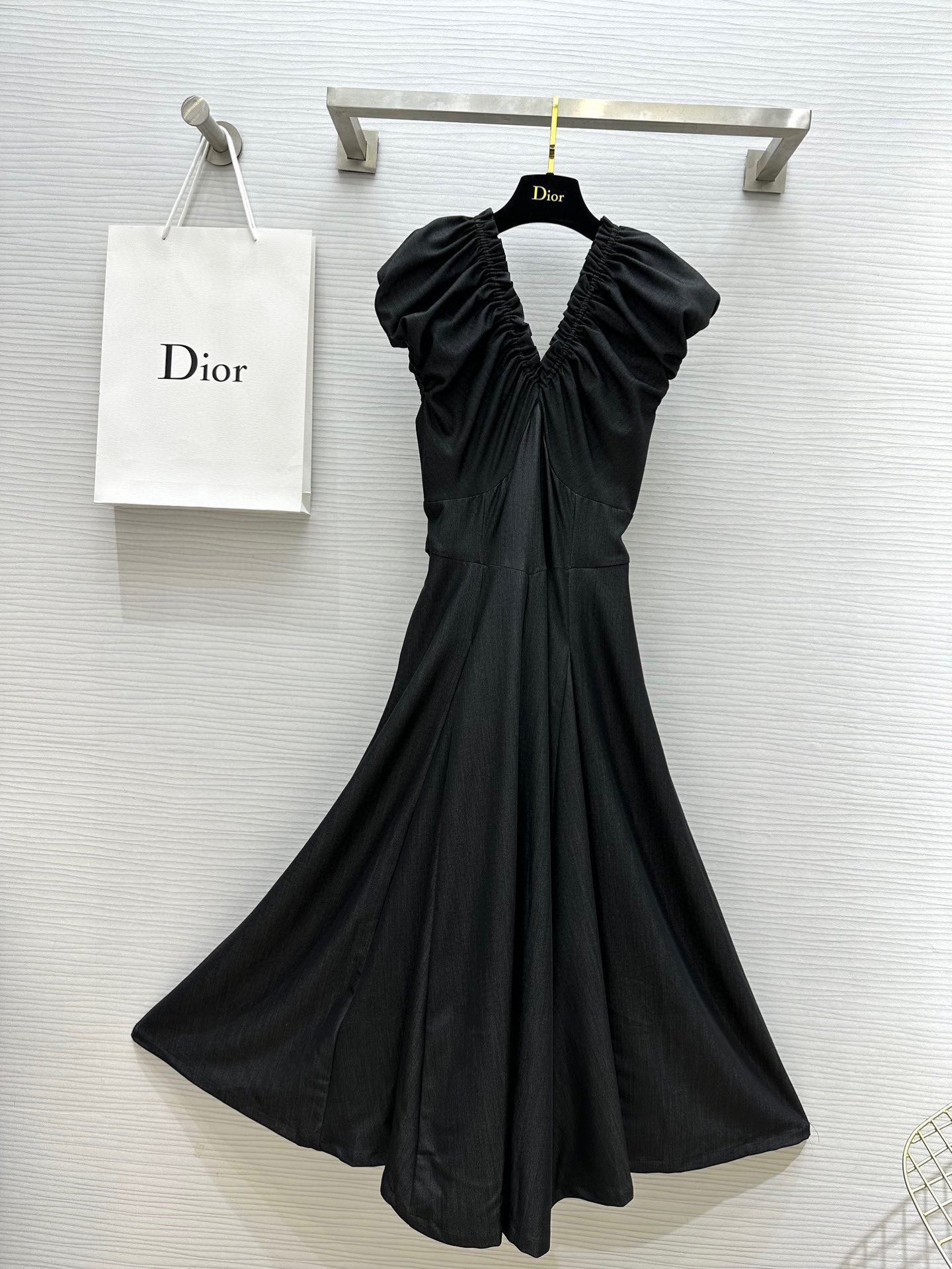 NO:419738,#Dioss v-neck puff sleeve dress Customized Tennis denim fabric skin-friendly and comfortable V-neck pleated and puff sleeve integrated splicing waist-hugging style to make it look slim and high-quality customization Spot sizeS/M/L (M size bust 90, waist 72, length 126), dior, skirts, alexander wang19860909#Dioss v领泡泡袖连衣裙 定制天丝牛仔面料亲肤舒适 v领收褶与泡泡袖一体式拼接 收腰版型显瘦高级 高品质定制 现货首发sizeS/M/L（M码胸围90,腰围72,衣长126）,,dior,skirts,alexander wang,Women's clothing