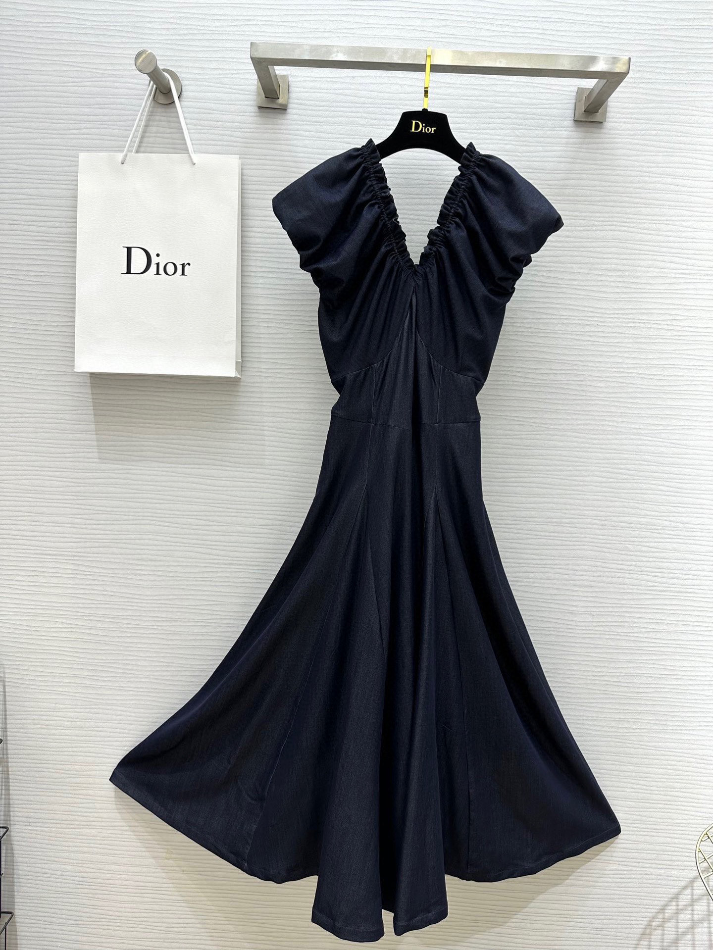 NO:419758,#Dioss v-neck puff sleeve dress Customized Tennis denim fabric skin-friendly and comfortable V-neck pleated and puff sleeve integrated splicing waist-hugging style to make it look slim and high-quality customization Spot sizeS/M/L (M size bust 90, waist 72, length 126), dior, skirts, alexander wang19860909#Dioss v领泡泡袖连衣裙 定制天丝牛仔面料亲肤舒适 v领收褶与泡泡袖一体式拼接 收腰版型显瘦高级 高品质定制 现货首发sizeS/M/L（M码胸围90,腰围72,衣长126）,,dior,skirts,alexander wang,Women's clothing