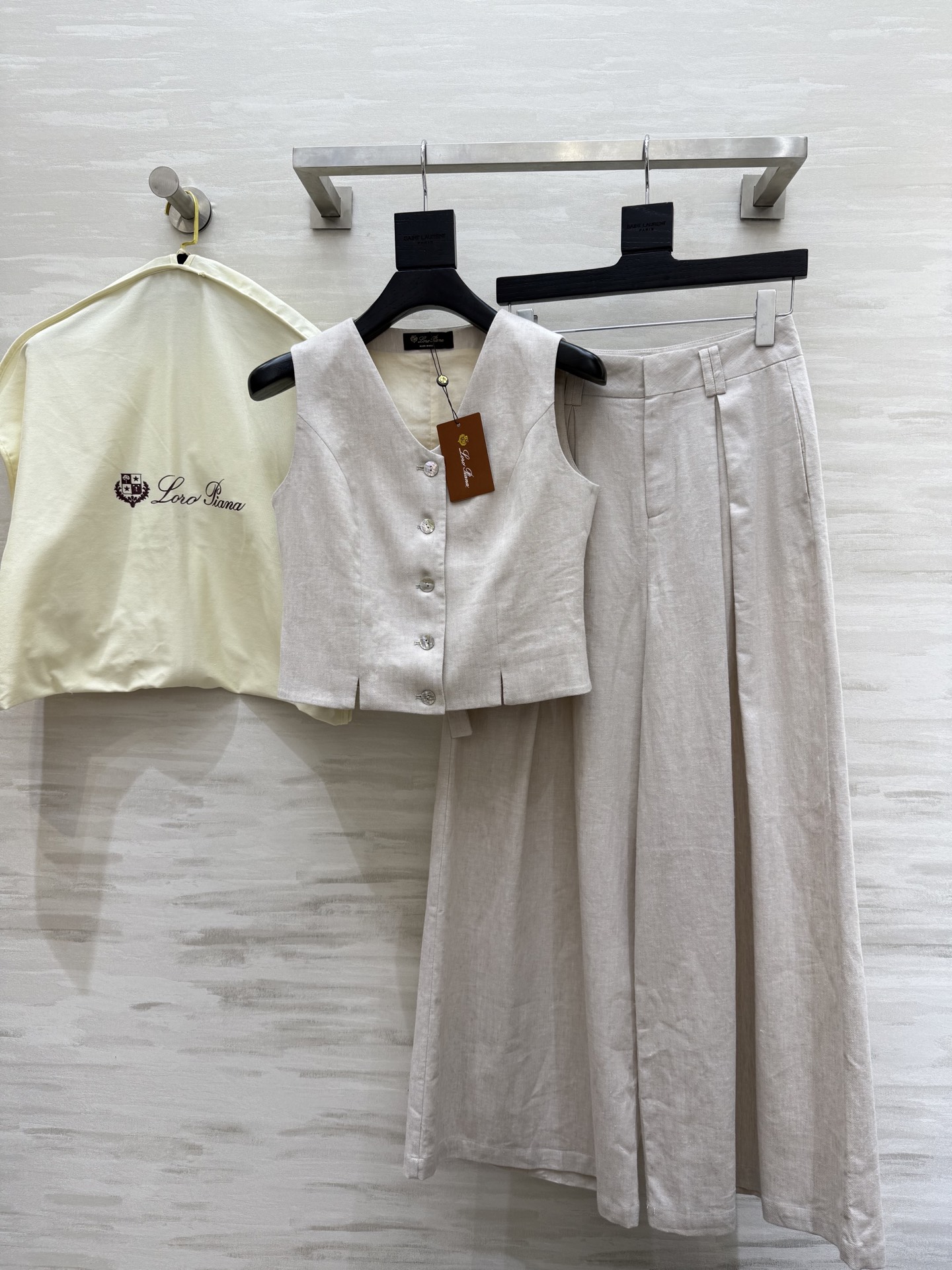 NO:421391,#LPss Old Qianfeng Tiansi Linen Set Clean all white outfit | Minimalist Old Qianfeng loose casual Tensi Linen shirt/suit Vacation sun protection commuting Low-key quiet and luxurious feeling Walking small air conditioner Summer for girls | Soft by you all white clear and gentle High-quality customization Spot first-time sizeS/M/L/XL (size s-size bust 88, 50, waist 70, pants length),,loro piano,alexander wang19860909#LPss老钱风天丝亚麻套装 干干净净的all white 穿搭| 极简老钱风 松弛随性 天丝亚麻衬衣/套装 度假防晒通勤 低调的静奢感 行走的小空调 麻系女孩的夏日|Soft by you all white的清透轻柔 高品质定制 现货首发sizeS/M/L/XL（s码胸围88,衣长50,腰围70,裤长）,,loro piana,alexander wang,Women's clothing