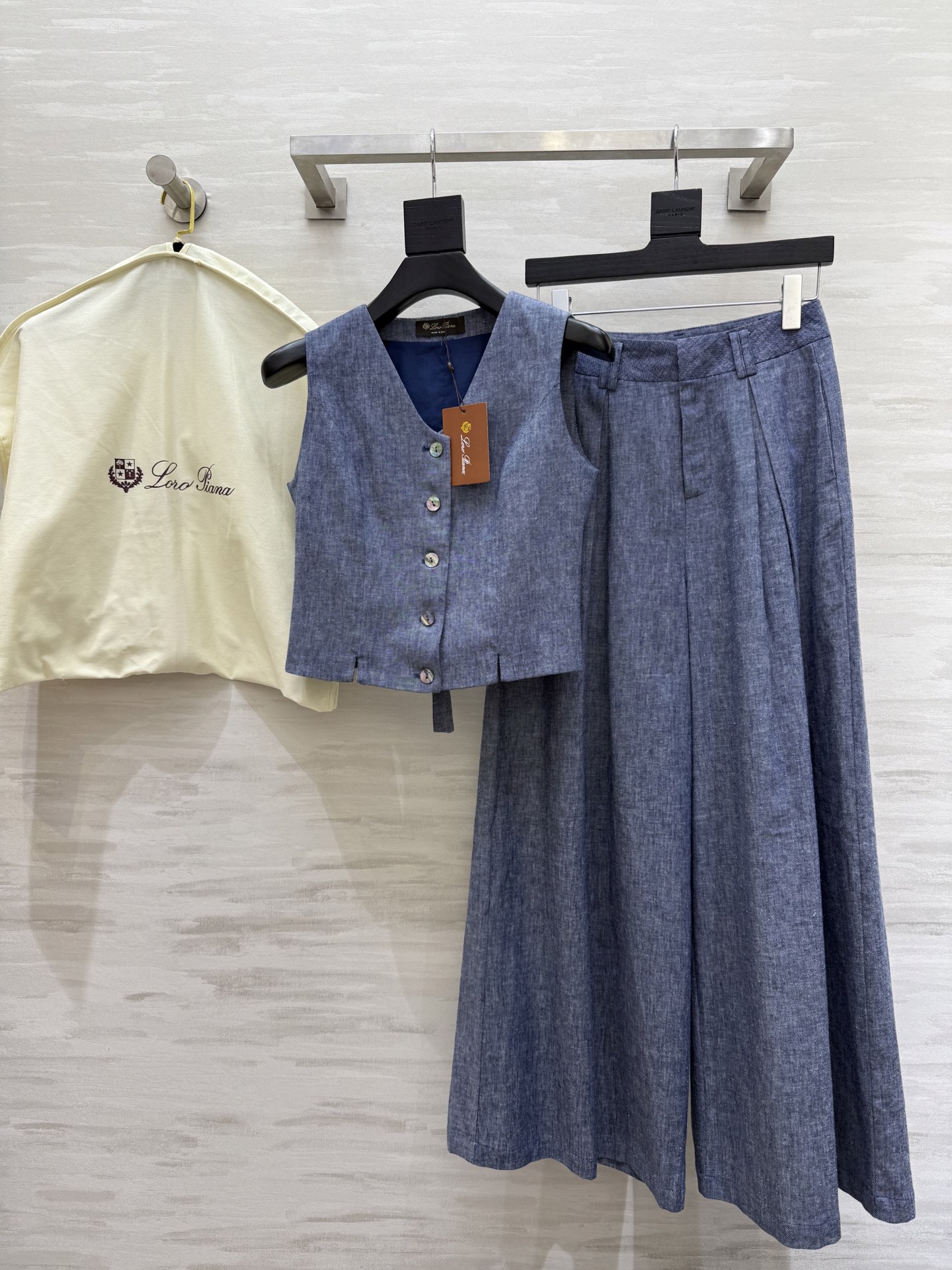 NO:421408,#LPss Old Qianfeng Tiansi Linen Set Clean all white outfit | Minimalist Old Qianfeng loose casual Tensi Linen shirt/suit Vacation sun protection commuting Low-key quiet and luxurious feeling Walking small air conditioner Summer for girls | Soft by you all white clear and gentle High-quality customization Spot first-time sizeS/M/L/XL (size s-size bust 88, 50, waist 70, pants length),,loro piano,alexander wang19860909#LPss老钱风天丝亚麻套装 干干净净的all white 穿搭| 极简老钱风 松弛随性 天丝亚麻衬衣/套装 度假防晒通勤 低调的静奢感 行走的小空调 麻系女孩的夏日|Soft by you all white的清透轻柔 高品质定制 现货首发sizeS/M/L/XL（s码胸围88,衣长50,腰围70,裤长）,,loro piana,alexander wang,Women's clothing