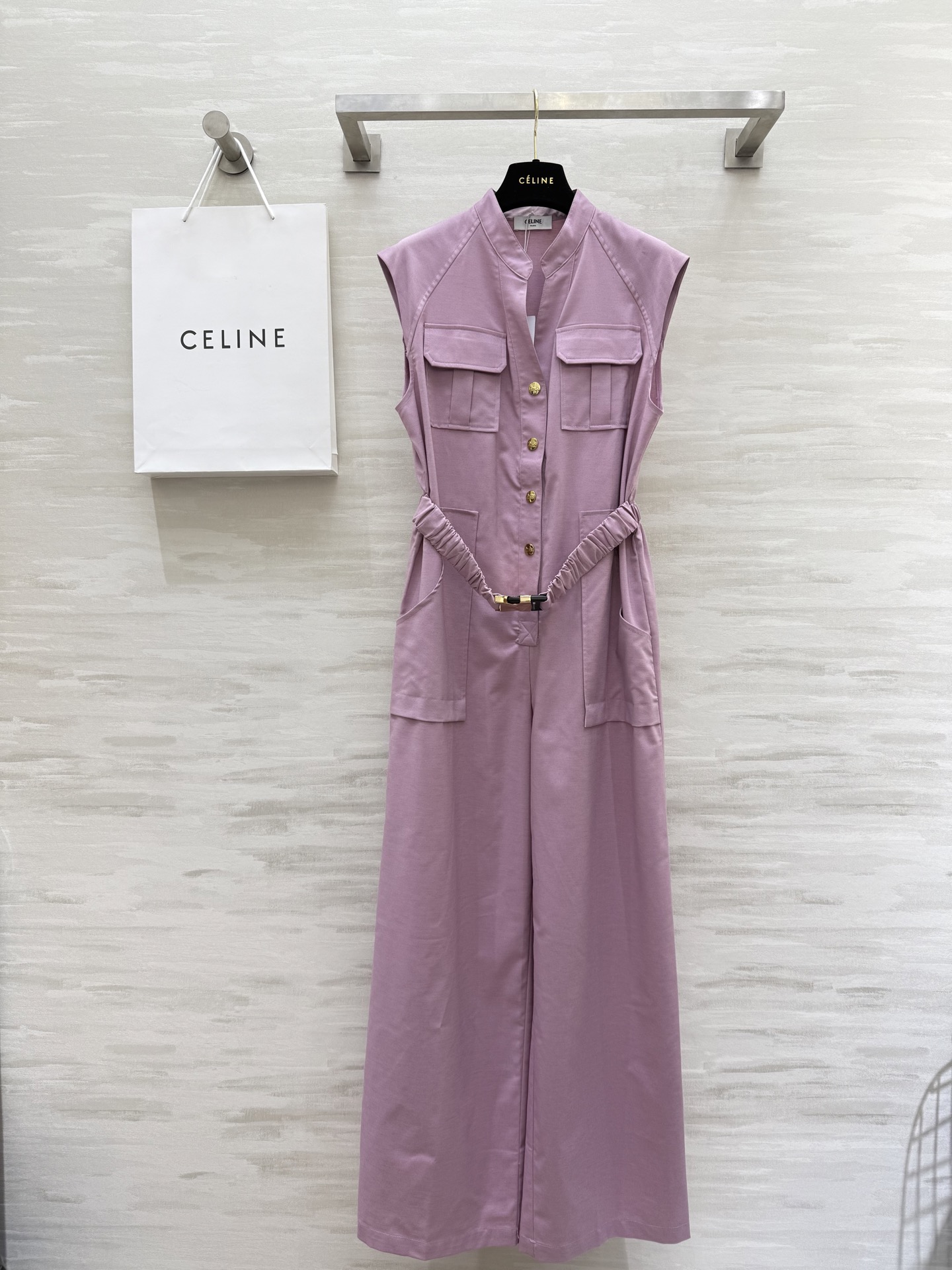 NO:421425,#Celin new style handsome workwear jumpsuit v-neck design Straight trousers cut with crisp and stylish texture Casual and fashionable high-end items Use elastic waist contour and belt to make you look slim and stylish The straight waist design with a straight waist design is both A and cool High-quality customization () S-sized sizeS/M/L (Size S bust 92, waist 76, length 148), Celine, alexander wang19860909#Celin新款 帅气工装风连体裤 v领设计 直筒长裤剪裁质感挺括有型 休闲时髦的高级单品 采用弹力腰部轮廓搭配腰带显瘦又有格调 束腰直筒的版型设计上身又A又飒 高品质定制() 现货首发sizeS/M/L（S码胸围92,腰围76,衣长148）,,celine,alexander wang,Women's clothing