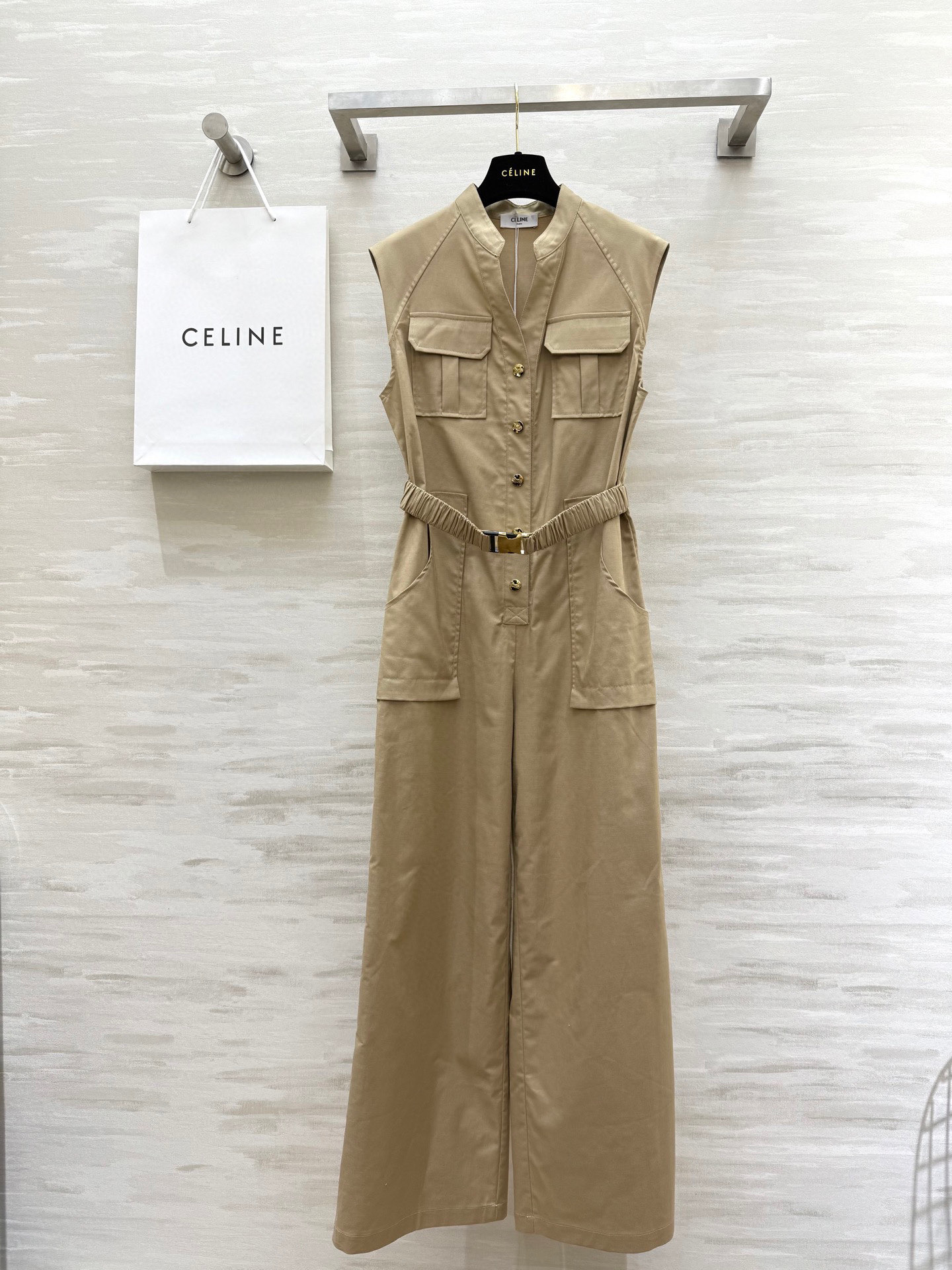NO:421443,#Celin new style handsome workwear jumpsuit v-neck design Straight trousers cut with crisp and stylish texture Casual and fashionable high-end items Use elastic waist contour and belt to make you look slim and stylish The straight waist design with a straight waist design is both A and cool High-quality customization () S-sized sizeS/M/L (Size S bust 92, waist 76, length 148), Celine, alexander wang19860909#Celin新款 帅气工装风连体裤 v领设计 直筒长裤剪裁质感挺括有型 休闲时髦的高级单品 采用弹力腰部轮廓搭配腰带显瘦又有格调 束腰直筒的版型设计上身又A又飒 高品质定制() 现货首发sizeS/M/L（S码胸围92,腰围76,衣长148）,,celine,alexander wang,Women's clothing