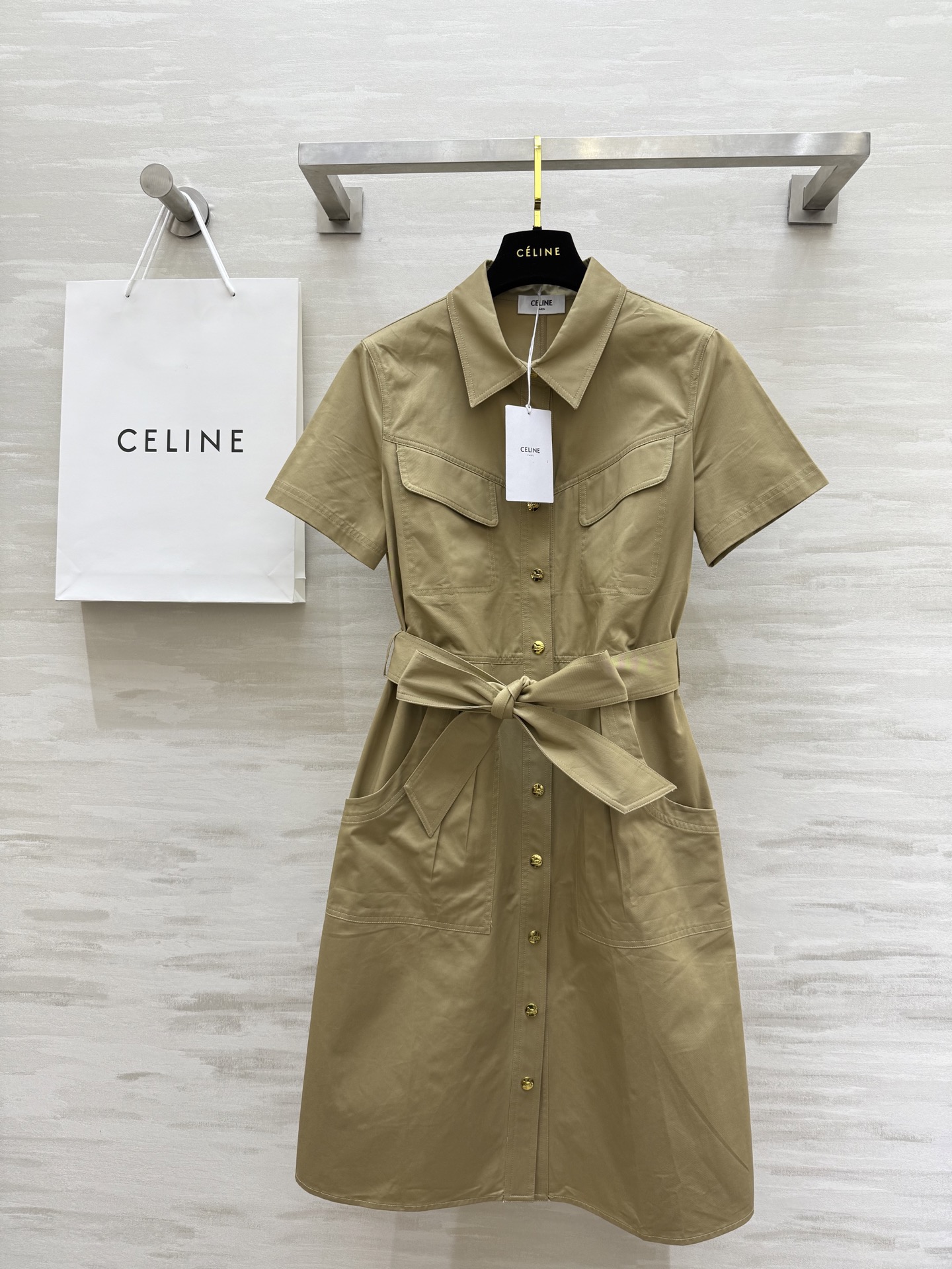 NO:421499,#Celinss gold buckle decoration belt waist-hugging short-sleeved dress work style design seems simple, but the upper body is amazing, pocket workwear is fashionable and handsome, tie the belt to easily shrink the waist, gold buckle point drops out to show high-quality customization spot first-time sizeS/M/L/XL (size size 39 shoulder width, bust 94, waist 84, length 107), celine, skirts, T-shirt, alexander wang19860909#Celinss金扣装饰 腰带收腰短袖连衣裙 工装风设计 看似简单 上身却很惊艳 口袋工装时髦帅气 系上腰带可以轻松收腰 金扣点辍显高级 高品质定制 现货首发sizeS/M/L/XL（s码肩宽39,胸围94,腰围84,衣长107）,,celine,skirts,T-shirt,alexander wang,Women's clothing