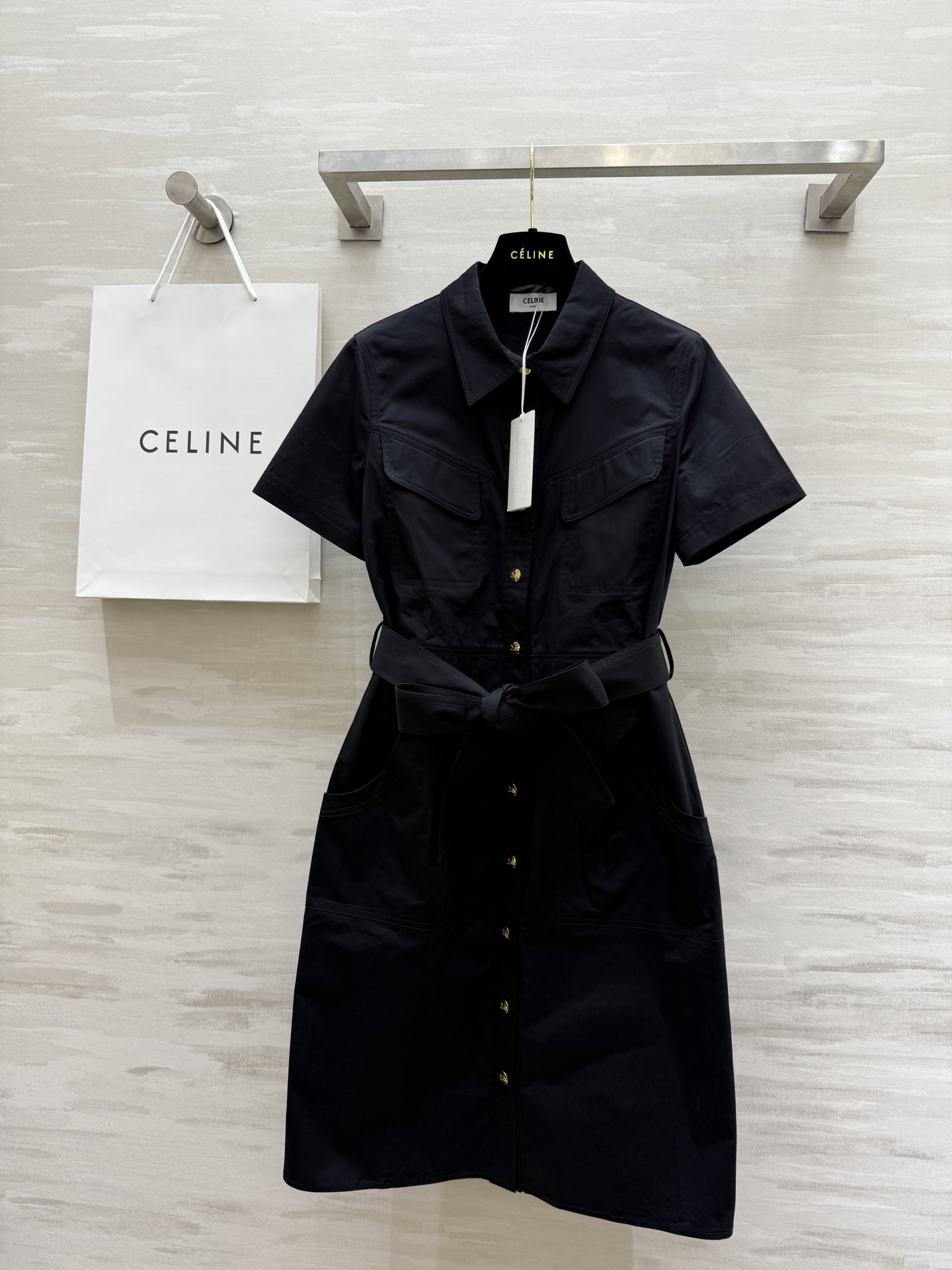 NO:421517,#Celinss gold buckle decoration belt waist-hugging short-sleeved dress work style design seems simple, but the upper body is amazing, pocket workwear is fashionable and handsome, tie the belt to easily shrink the waist, gold buckle point drops out to show high-quality customization spot first-time sizeS/M/L/XL (size size 39 shoulder width, bust 94, waist 84, length 107), celine, skirts, T-shirt, alexander wang19860909#Celinss金扣装饰 腰带收腰短袖连衣裙 工装风设计 看似简单 上身却很惊艳 口袋工装时髦帅气 系上腰带可以轻松收腰 金扣点辍显高级 高品质定制 现货首发sizeS/M/L/XL（s码肩宽39,胸围94,腰围84,衣长107）,,celine,skirts,T-shirt,alexander wang,Women's clothing