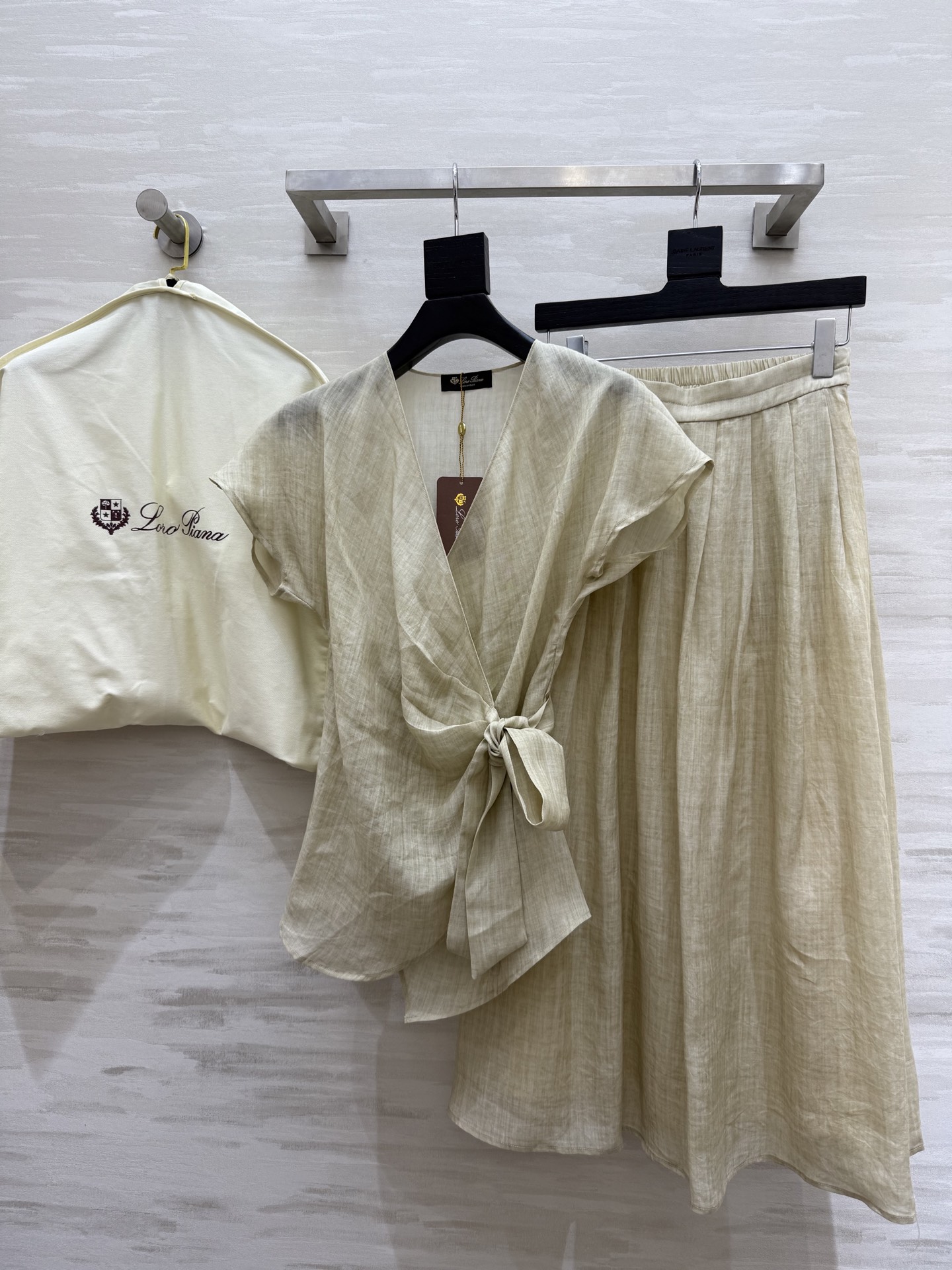 NO:421534,#LP linen suit skirt Natural linen material is comfortable to wear with a relaxed aura. The top is designed with straps to waist. The unexpected and harmonious contour is clean. The fabric is light. Paired with a skirt gives people a calm and gentle feeling. High-quality customization. Spot sizeS/M/L/XL (s bust 88, 72-78, elastic waist 64), loro piano, skirts, alexander wang19860909#LP亚麻套装裙 天然亚麻材质穿着舒服自带松弛气场 上衣用绑带收腰设计 意外又和谐的轮廓干净 面料轻盈 搭配半裙给人一种不动声色的温柔利落感 高品质定制 现货首发sizeS/M/L/XL（s胸围88,衣长72-78,弹力腰围64）,,loro piana,skirts,alexander wang,Women's clothing