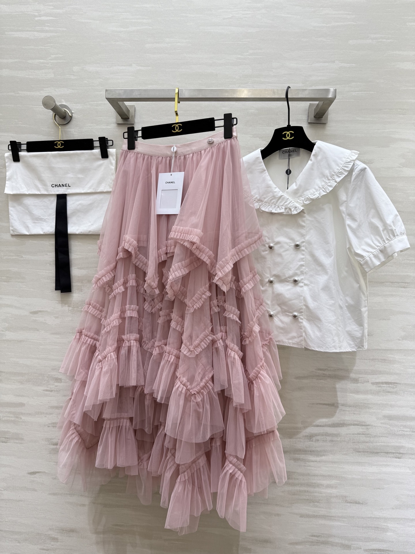 NO:421481,#Chane Heavy Industry Splicing Irregular Ballet Girl-Sensing Mesh Skirt The Gauze Skirt is simply the ceiling of a gentle girl!  Heavy industry layered soft yarn skirts have a clear sense of layering. The irregular stacking design makes the whole outfit full of texture and weight. High-quality customization. Spot size 36/38/40 (36-size elastic waist circumference 62, skirt length 92), chanel, skirts, alexander wang19860909#Chane重工拼接 不规则芭蕾少女感网纱半裙 纱裙简直是温柔系少女的天花板！重工层层叠叠的柔软纱裙层次感分明 不规则的堆砌设计让整套穿搭充满了质感和分量感 高品质定制 现货首发size36/38/40（36码弹力腰围62,裙长92）,,chanel,skirts,alexander wang,Women's clothing