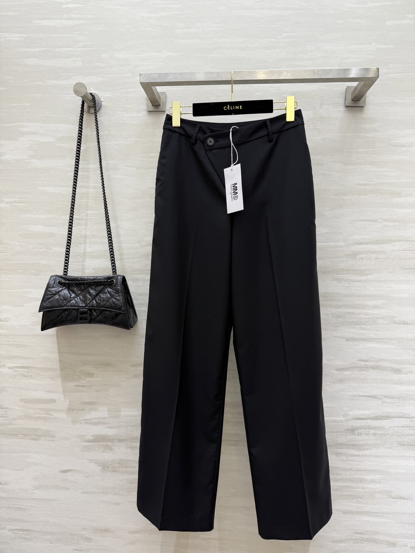 NO:421525,#MM6/Majila new asymmetric waist design trousers, side button embellishment design, vertical cut mid-high waist straight-leg pants, minimalist and low-key, versatile and not picky, casual and elegant items, free and casual, imported worsted suits, generous texture, cool and handsome high-end trousers, high-quality customization, spot first-time sizeS/M/L (size size 66, hip circumference 94, trousers length 102),,masion margiela,masion margiela,business suit,alexander wang19860909#MM6/马吉拉新款不对称腰头设计感西裤 侧纽扣缀饰设计 立裁中高腰直筒裤型极简低调 百搭不挑人 随性气质单品 自由随性 进口精纺西装料挺阔质感超赞 潇洒帅气的高级西裤 高品质定制 现货首发sizeS/M/L（s码腰围66,臀围94,裤长102）,,masion margiela,masion margiela,business suit,alexander wang,Women's clothing