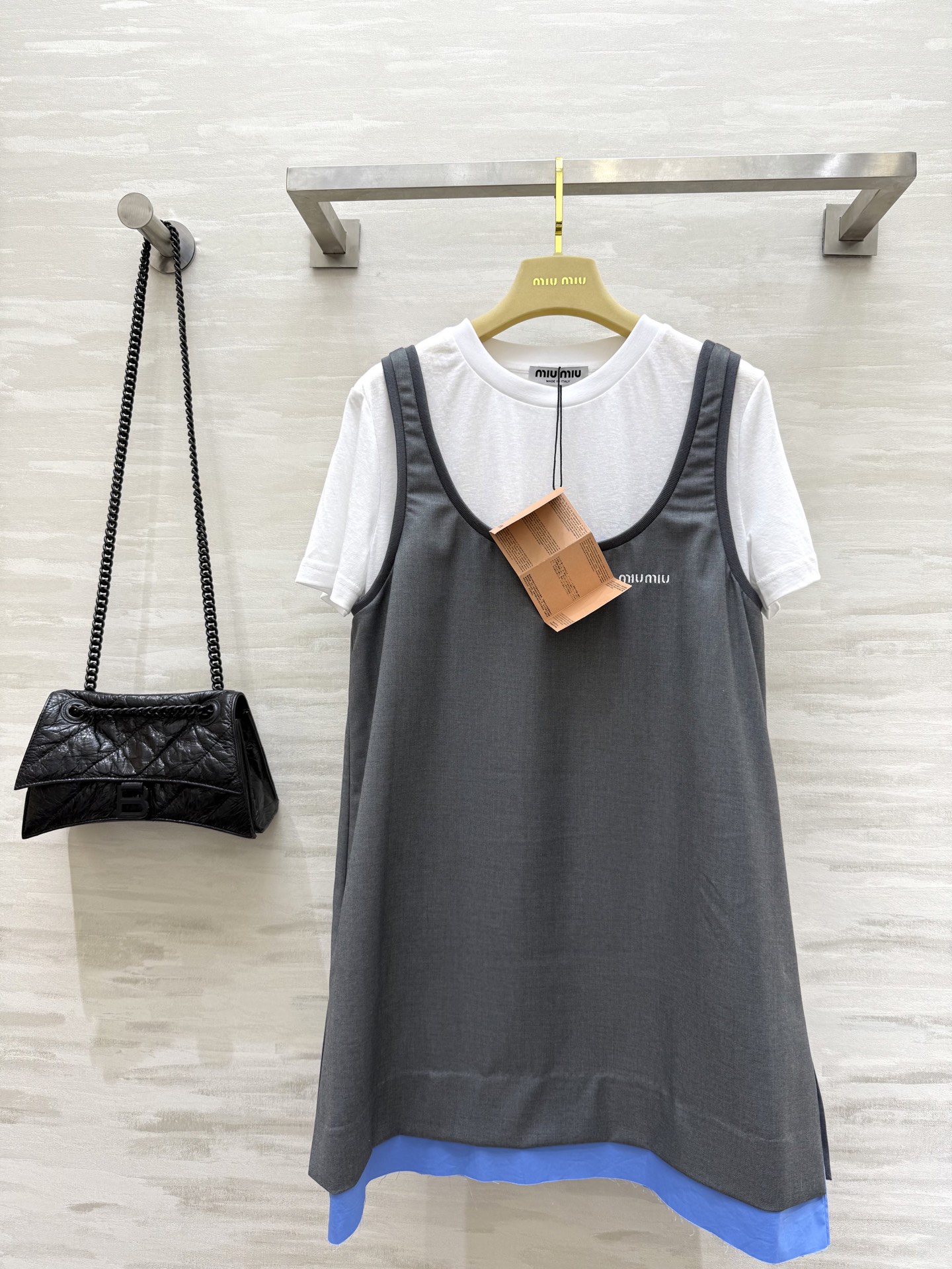 NO:421544,#Miumi new style playful college style two-piece dress, layered and relaxed, invincible and easy to wear, concave styling artifact, practical and aesthetically pleasing, has a casual beauty, it also reduces age, very fashionable, perfect and not picky for people to wear, high-quality customization, spot first-time sizeS/M/L (size s shoulder width 38, bust 96, length 56, skirt bust 90, length 80),,miumiu, skirt 90, length 80, skirt wang19860909#Miumi新款 俏皮学院风两件套连衣裙 叠穿松弛感 无敌好穿 凹造型神器 实穿性和美感都妥妥的拿捏 有种休闲的美感 也很减龄 非常洋气 完美不挑人穿 高品质定制 现货首发sizeS/M/L（s码肩宽38,胸围96,衣长56,裙胸围90,衣长80）,,miumiu,skirts,alexander wang,Women's clothing