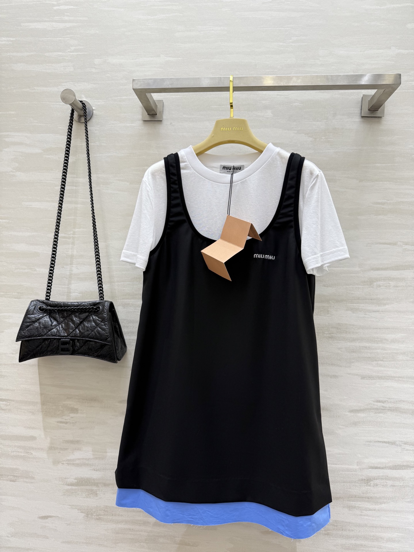 NO:421565,#Miumi new style playful college style two-piece dress, layered and relaxed, invincible and easy to wear, concave styling artifact, practical and aesthetically pleasing, has a casual beauty, it also reduces age, very fashionable, perfect and not picky for people to wear, high-quality customization, spot first-time sizeS/M/L (size s shoulder width 38, bust 96, length 56, skirt bust 90, length 80),,miumiu, skirt 90, length 80, skirt wang19860909#Miumi新款 俏皮学院风两件套连衣裙 叠穿松弛感 无敌好穿 凹造型神器 实穿性和美感都妥妥的拿捏 有种休闲的美感 也很减龄 非常洋气 完美不挑人穿 高品质定制 现货首发sizeS/M/L（s码肩宽38,胸围96,衣长56,裙胸围90,衣长80）,,miumiu,skirts,alexander wang,Women's clothing