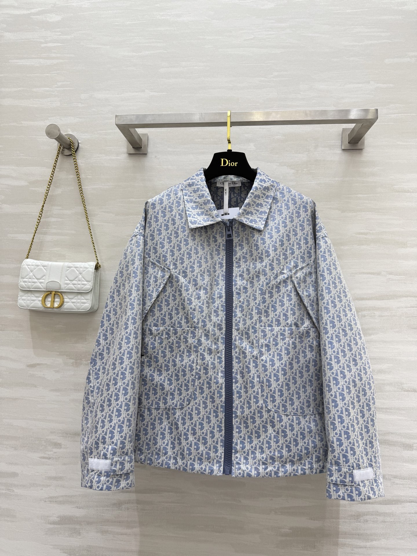 NO:421594,#DIO blue and white series classic presbyterian lapel jacket imported technology taffeta Oblique jacquard fabric highlights sporty style overzise silhouette creates a rich and diverse handsome style. The original customized loose fit is casual and fashionable!  High-quality customization Spot first-time size36/38/40 (36 size shoulder width 54, bust 136, 65 length), Dior, jackets & coats, jackets & coats, alexander wang19860909#DIO蓝白系列经典老花翻领夹克外套 进口科技塔夫绸 Oblique 提花面料 彰显运动风范 overzise廓形打造丰富多元的帅气风格 原版定制宽松版型上身随性时髦！高品质定制 现货首发size36/38/40（36码肩宽54,胸围136,衣长65）,,dior,jackets & coats,jackets & coats,alexander wang,Women's clothing