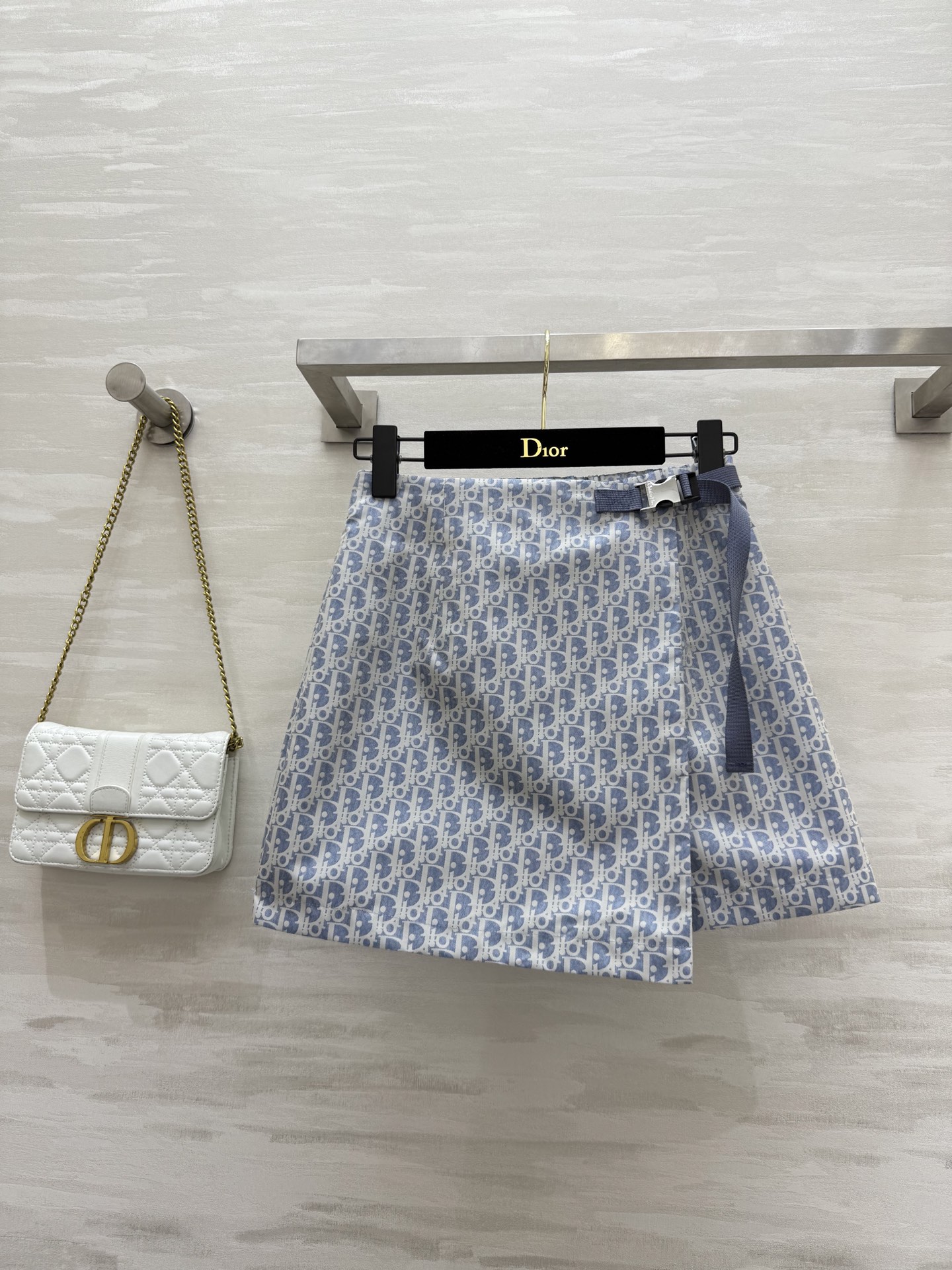 NO:421613,#DIO blue and white series classic presbyterian trousers and skirts imported from the technology taffeta Oblique jacquard fabric highlights the sporty style overzise silhouette creates a rich and diverse handsome style. The original custom style is casual and fashionable on the upper body!  High quality customization Spot first-time size36/38/40 (36 size waist circumference 66, hip circumference 90, pants length 37), dior, skirts, alexander wang19860909#DIO蓝白系列经典老花裤裙 进口科技塔夫绸 Oblique 提花面料 彰显运动风范 overzise廓形打造丰富多元的帅气风格 原版定制版型上身随性时髦！高品质定制 现货首发size36/38/40（36码腰围66,臀围90,裤长37）,,dior,skirts,alexander wang,Women's clothing