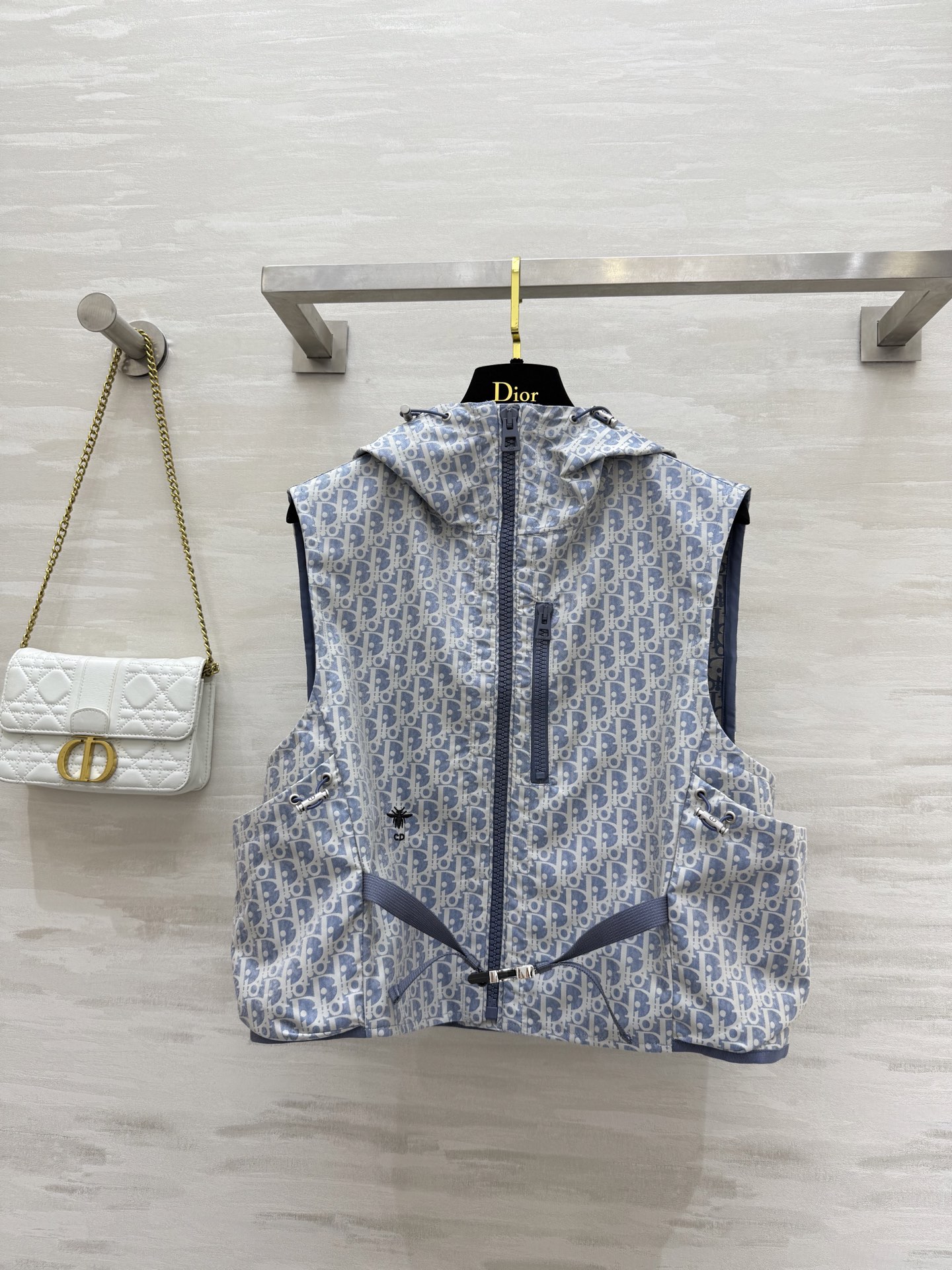 NO:421628,#DIO blue and white series classic presbyterian lapel vest jacket Imported technology taffeta Oblique jacquard fabric highlights sporty style overzise silhouette creates a rich and diverse handsome style. The original customized loose fit is casual and fashionable!  High-quality customization Spot first-time size36/38/40 (36 size bust 100, 50 clothes length), Dior, Jackets & coats, Alexander wang19860909#DIO蓝白系列经典老花翻领马甲外套 进口科技塔夫绸 Oblique 提花面料 彰显运动风范 overzise廓形打造丰富多元的帅气风格 原版定制宽松版型上身随性时髦！高品质定制 现货首发size36/38/40（36码胸围100,衣长50）,,dior,jackets & coats,alexander wang,Women's clothing