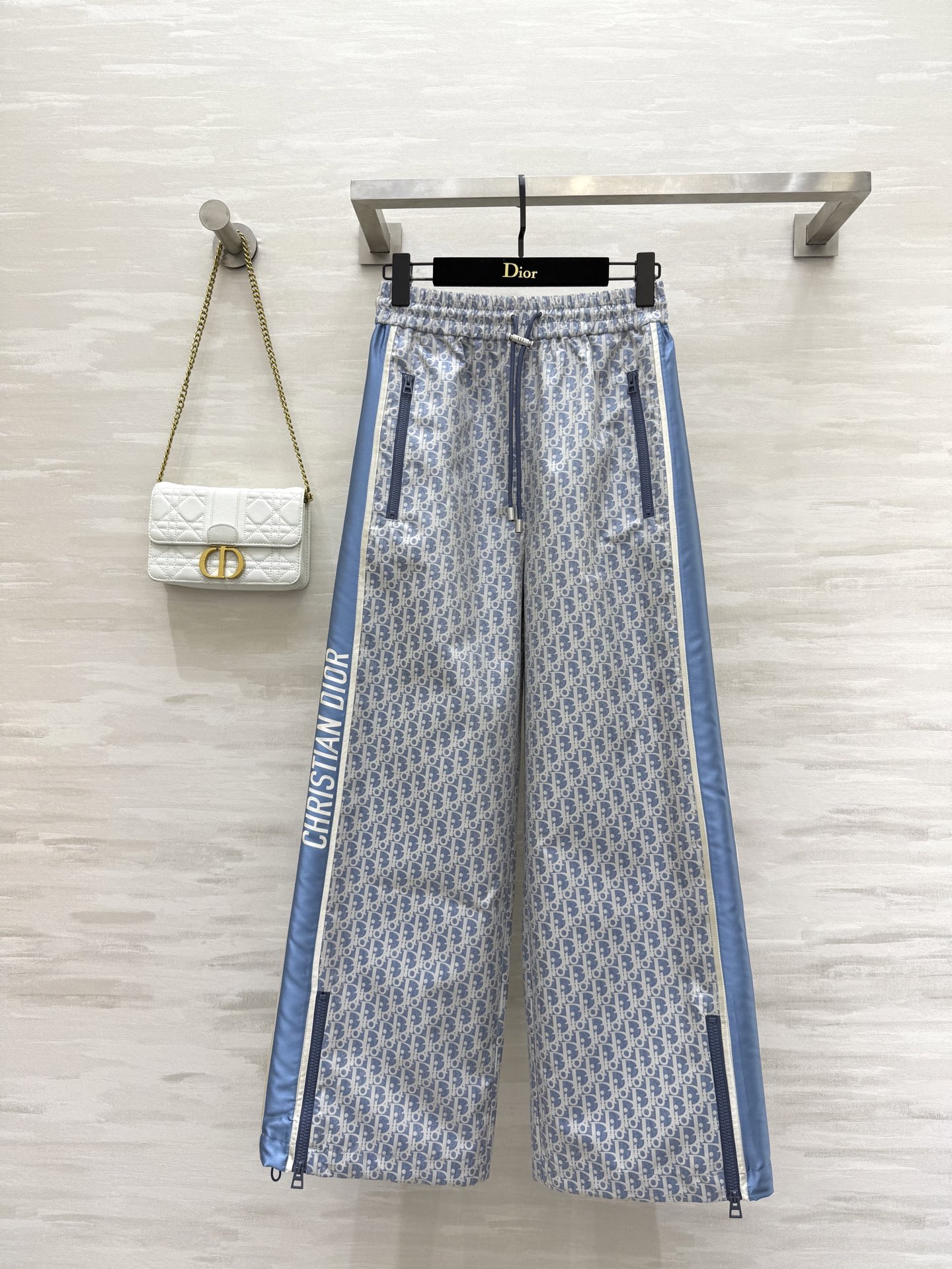 NO:421557,#DIO blue and white series classic presbyopia casual pants imported from the technology taffeta Oblique jacquard fabric highlights the sporty style overzise silhouette creates a rich and diverse handsome style. The original custom style is casual and fashionable on the upper body!  High-quality customization Spot first-time size36/38/40 (36 size waist circumference 66, hip circumference 94, pants length 103), dior, alexander wang19860909#DIO蓝白系列经典老花休闲裤 进口科技塔夫绸 Oblique 提花面料 彰显运动风范 overzise廓形打造丰富多元的帅气风格 原版定制版型上身随性时髦！高品质定制 现货首发size36/38/40（36码腰围66,臀围94,裤长103）,,dior,alexander wang,Women's clothing