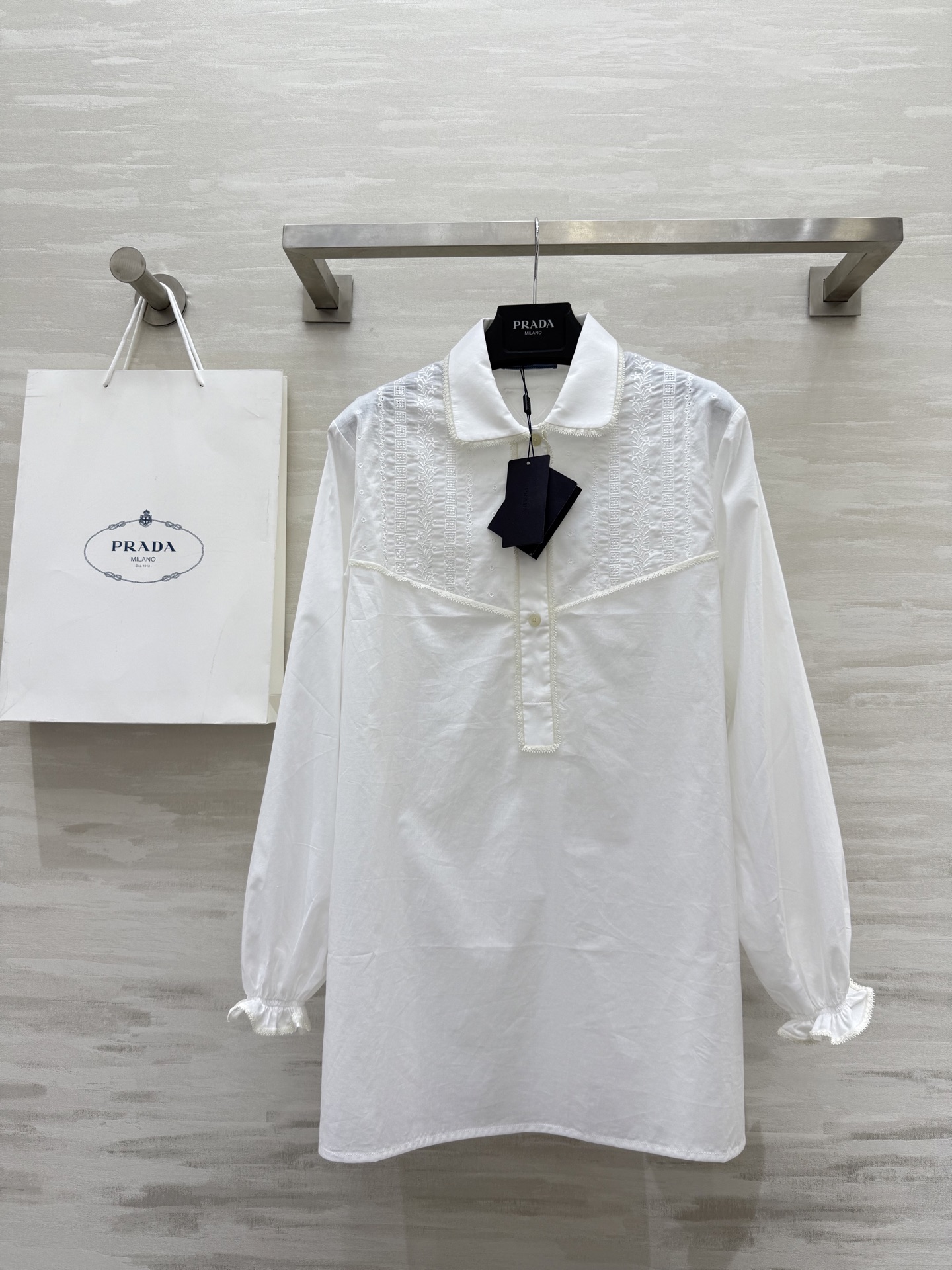 NO:421577,#Prad new product, Southern French style, lace long-sleeved shirt dress, positioning, floral hollow embroidery, lace splicing, full of details, elegant and casual, imported silk cotton fabric, thin and comfortable texture, classic style versatile and not picky!  High-quality customization Spot first-time sizeS/M/L (size size 39 shoulder width, bust 104, skirt length 72), prada, skirt ts, alexander wang19860909#Prad新品 南法风情 蕾丝花边长袖衬衣裙 定位花卉镂空绣花 蕾丝花边拼接细节感满满 优雅气质随性 进口丝棉面料质感轻薄舒适 经典版型百搭不挑人上身！高品质定制 现货首发sizeS/M/L（s码肩宽39,胸围104,裙长72）,,prada,skirts,alexander wang,Women's clothing