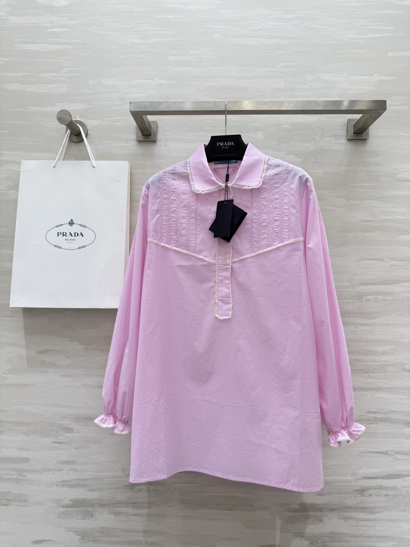 NO:421597,#Prad new product, Southern French style, lace long-sleeved shirt dress, positioning, floral hollow embroidery, lace splicing, full of details, elegant and casual, imported silk cotton fabric, thin and comfortable texture, classic style versatile and not picky!  High-quality customization Spot first-time sizeS/M/L (size size 39 shoulder width, bust 104, skirt length 72), prada, skirt ts, alexander wang19860909#Prad新品 南法风情 蕾丝花边长袖衬衣裙 定位花卉镂空绣花 蕾丝花边拼接细节感满满 优雅气质随性 进口丝棉面料质感轻薄舒适 经典版型百搭不挑人上身！高品质定制 现货首发sizeS/M/L（s码肩宽39,胸围104,裙长72）,,prada,skirts,alexander wang,Women's clothing