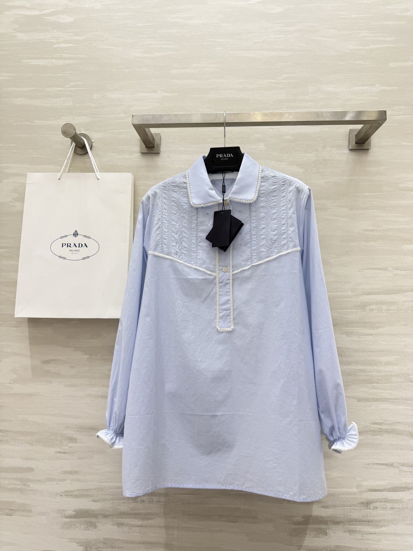 NO:421614,#Prad new product, Southern French style, lace long-sleeved shirt dress, positioning, floral hollow embroidery, lace splicing, full of details, elegant and casual, imported silk cotton fabric, thin and comfortable texture, classic style versatile and not picky!  High-quality customization Spot first-time sizeS/M/L (size size 39 shoulder width, bust 104, skirt length 72), prada, skirt ts, alexander wang19860909#Prad新品 南法风情 蕾丝花边长袖衬衣裙 定位花卉镂空绣花 蕾丝花边拼接细节感满满 优雅气质随性 进口丝棉面料质感轻薄舒适 经典版型百搭不挑人上身！高品质定制 现货首发sizeS/M/L（s码肩宽39,胸围104,裙长72）,,prada,skirts,alexander wang,Women's clothing