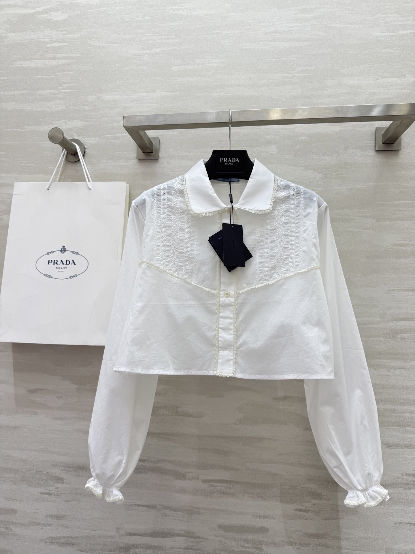 NO:421621,#Prad new product, Southern French style, lace long-sleeved shirt, positioning, floral hollow embroidery, lace splicing, full of details, elegant and casual, imported silk cotton fabric, thin and comfortable texture, classic style versatile and not picky!  High-quality customization Spot first-time sizeS/M/L (size s-shoulder width 40, bust 102, garment length 39), prada, alexander wang19860909#Prad新品 南法风情 蕾丝花边长袖衬衣 定位花卉镂空绣花 蕾丝花边拼接细节感满满 优雅气质随性 进口丝棉面料质感轻薄舒适 经典版型百搭不挑人上身！高品质定制 现货首发sizeS/M/L（s码肩宽40,胸围102,衣长39）,,prada,alexander wang,Women's clothing