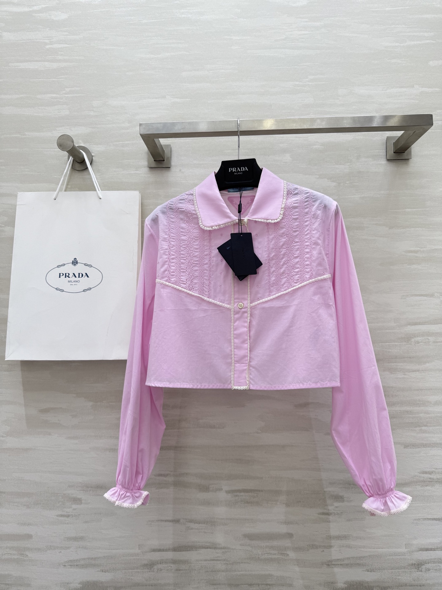 NO:421638,#Prad new product, Southern French style, lace long-sleeved shirt, positioning, floral hollow embroidery, lace splicing, full of details, elegant and casual, imported silk cotton fabric, thin and comfortable texture, classic style versatile and not picky!  High-quality customization Spot first-time sizeS/M/L (size s-shoulder width 40, bust 102, garment length 39), prada, alexander wang19860909#Prad新品 南法风情 蕾丝花边长袖衬衣 定位花卉镂空绣花 蕾丝花边拼接细节感满满 优雅气质随性 进口丝棉面料质感轻薄舒适 经典版型百搭不挑人上身！高品质定制 现货首发sizeS/M/L（s码肩宽40,胸围102,衣长39）,,prada,alexander wang,Women's clothing