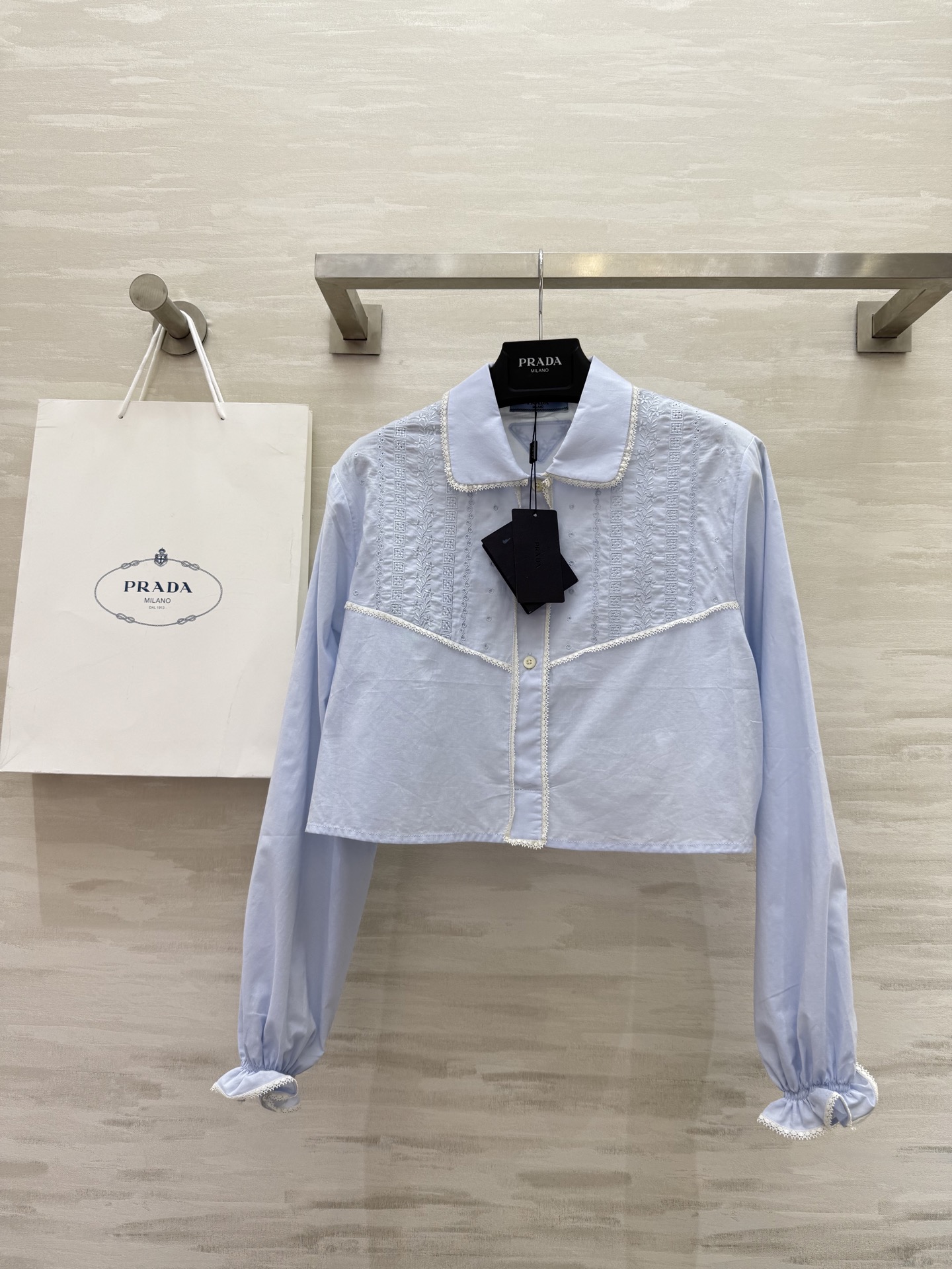 NO:421568,#Prad new product, Southern French style, lace long-sleeved shirt, positioning, floral hollow embroidery, lace splicing, full of details, elegant and casual, imported silk cotton fabric, thin and comfortable texture, classic style versatile and not picky!  High-quality customization Spot first-time sizeS/M/L (size s-shoulder width 40, bust 102, garment length 39), prada, alexander wang19860909#Prad新品 南法风情 蕾丝花边长袖衬衣 定位花卉镂空绣花 蕾丝花边拼接细节感满满 优雅气质随性 进口丝棉面料质感轻薄舒适 经典版型百搭不挑人上身！高品质定制 现货首发sizeS/M/L（s码肩宽40,胸围102,衣长39）,,prada,alexander wang,Women's clothing